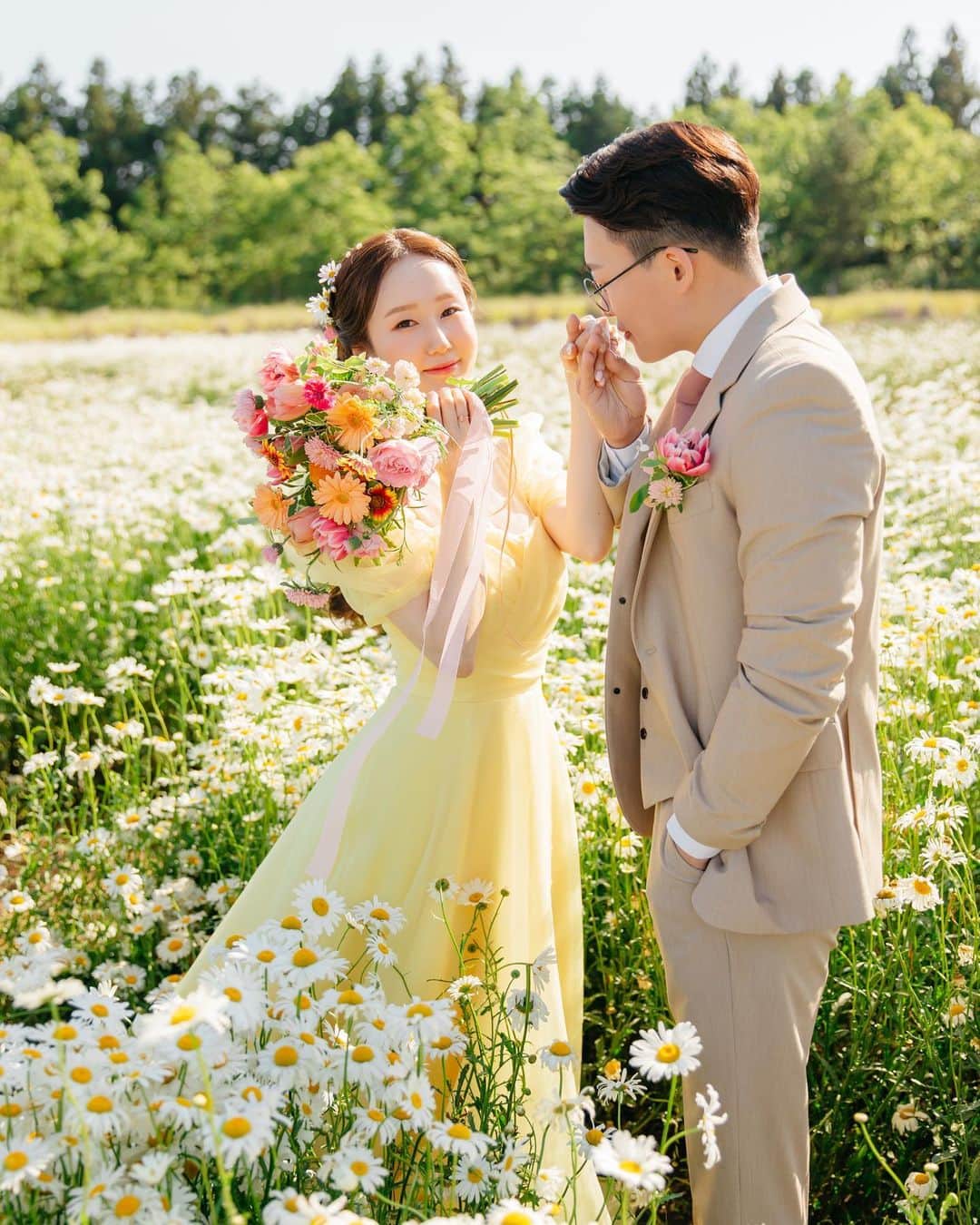에테르 etherのインスタグラム：「5월의 데이지🤍💛  #에테르의바다 #설레다메이크업  #파크유어바이크   /」