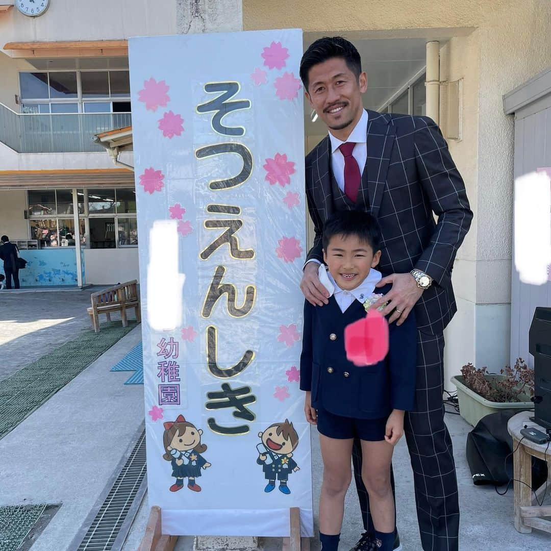 新井章太のインスタグラム：「🌸卒園式🌸  「成功する回数ではなく、挑戦する回数を見てあげてください」園長先生からのお話で保護者のみなさんへ向けてこの言葉がありました。 思い返せば今年卒園する子達が入園する時、入園式はありませんでした。この子の３年間どんな園生活になるんだろう。不安ばかりでした。 それは親だけでなく先生方もきっとそうだったにも関わらず、不安な僕ら親子をしっかり３年間導いてくれました。そんな園長先生からの言葉はより重みを感じました。挑戦がなかったら失敗すらなくて、成功もできない。それは自分の心にも響きました。  たくさんの先生方やクラスのお友達、そして保護者の方々のおかげで、みんなでどんな事が起きても乗り越えられた３年間はより絆が深まったと思います。  卒園式の前日にマスクが自由化され、青空の下みんなのたくさんの笑顔が見れて素晴らしい卒園式になりました☀️  ３年間大変お世話になりました。ありがとうございました！！  #卒園おめでとう」