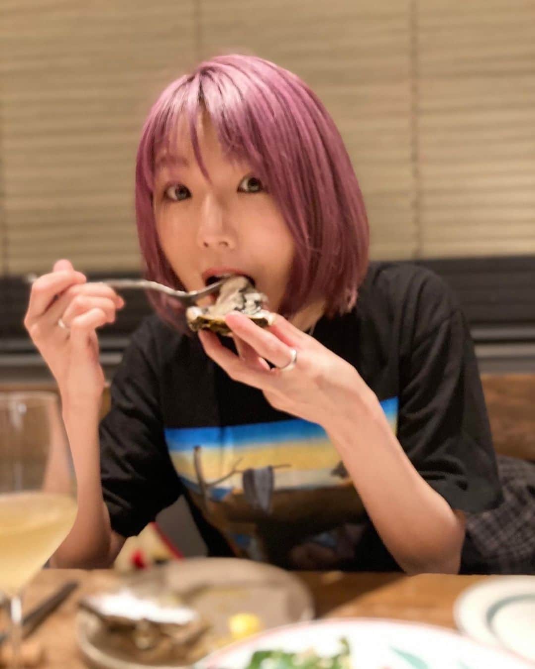 黒木渚のインスタグラム：「人類はいづれ牡蠣になるのですが、私も日々修行に励んでいます。  ああ〜なんで生牡蠣ってこんなに美味しいんだろう。 個人的には日本の牡蠣が好き！  #牡蠣　#生牡蠣　#美食　#お酒　　#黒木渚　#nagisakuroki」