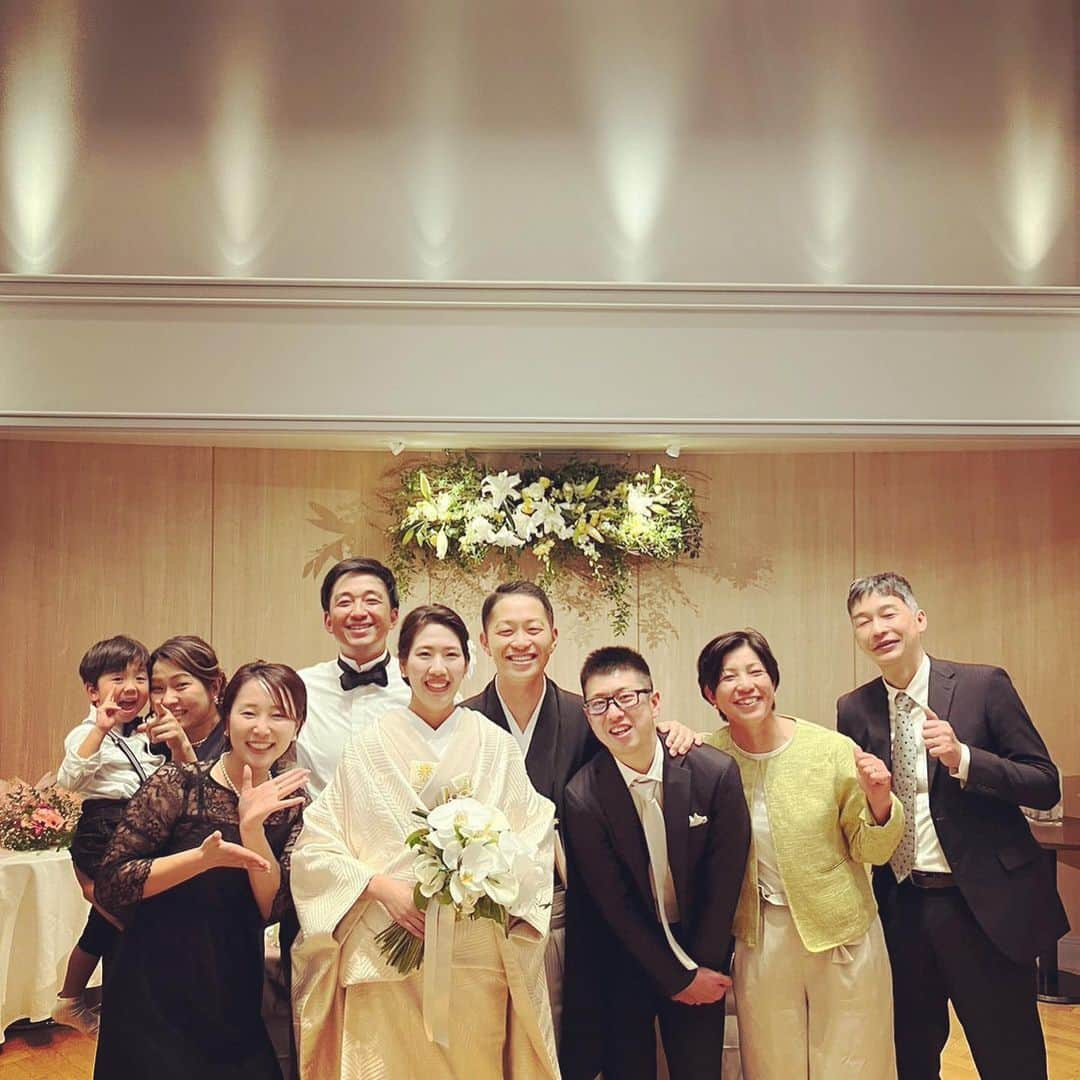 馬渕智子さんのインスタグラム写真 - (馬渕智子Instagram)「先日の服部とキングの結婚式💒✨ 2人とご家族の愛が溢れるとーーーっても素敵な式でした❤️ 洋装も和装も似合ってて素敵だったなぁ😍💕キングすごく綺麗だったよぉーー💕 幸せな時間をありがとうございました✨ 末永くお幸せに💕  ちなみに入場曲がC&Kの『ドラマ』で、嬉しすぎて一人興奮してました😍 服部がKEENにしか見えなかった😂」3月14日 16時22分 - mabusato25