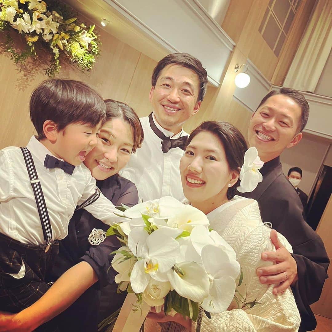 馬渕智子さんのインスタグラム写真 - (馬渕智子Instagram)「先日の服部とキングの結婚式💒✨ 2人とご家族の愛が溢れるとーーーっても素敵な式でした❤️ 洋装も和装も似合ってて素敵だったなぁ😍💕キングすごく綺麗だったよぉーー💕 幸せな時間をありがとうございました✨ 末永くお幸せに💕  ちなみに入場曲がC&Kの『ドラマ』で、嬉しすぎて一人興奮してました😍 服部がKEENにしか見えなかった😂」3月14日 16時22分 - mabusato25