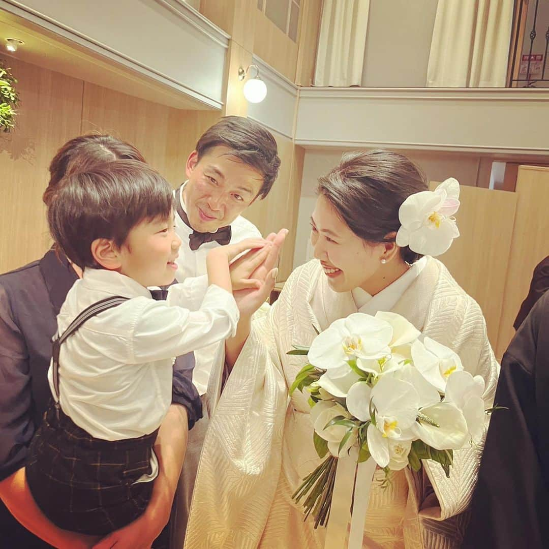 馬渕智子さんのインスタグラム写真 - (馬渕智子Instagram)「先日の服部とキングの結婚式💒✨ 2人とご家族の愛が溢れるとーーーっても素敵な式でした❤️ 洋装も和装も似合ってて素敵だったなぁ😍💕キングすごく綺麗だったよぉーー💕 幸せな時間をありがとうございました✨ 末永くお幸せに💕  ちなみに入場曲がC&Kの『ドラマ』で、嬉しすぎて一人興奮してました😍 服部がKEENにしか見えなかった😂」3月14日 16時22分 - mabusato25