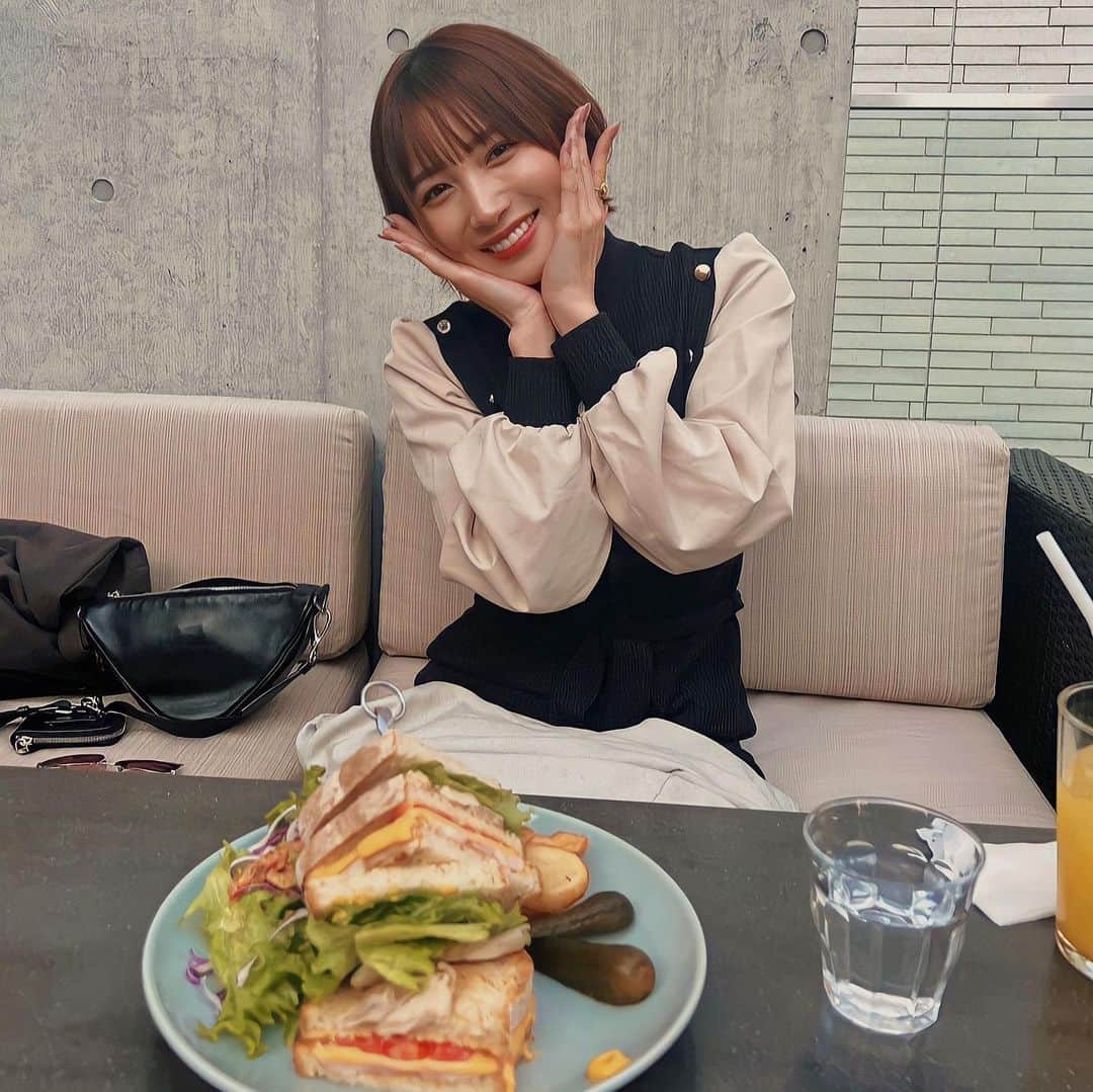小島みゆのインスタグラム：「チーズエッグサンド頼んだのに クラブサンドきた🥪  でもおいしかった🧡  . . .  I ordered a cheese and egg sandwich, but I got a club sandwich🥪」