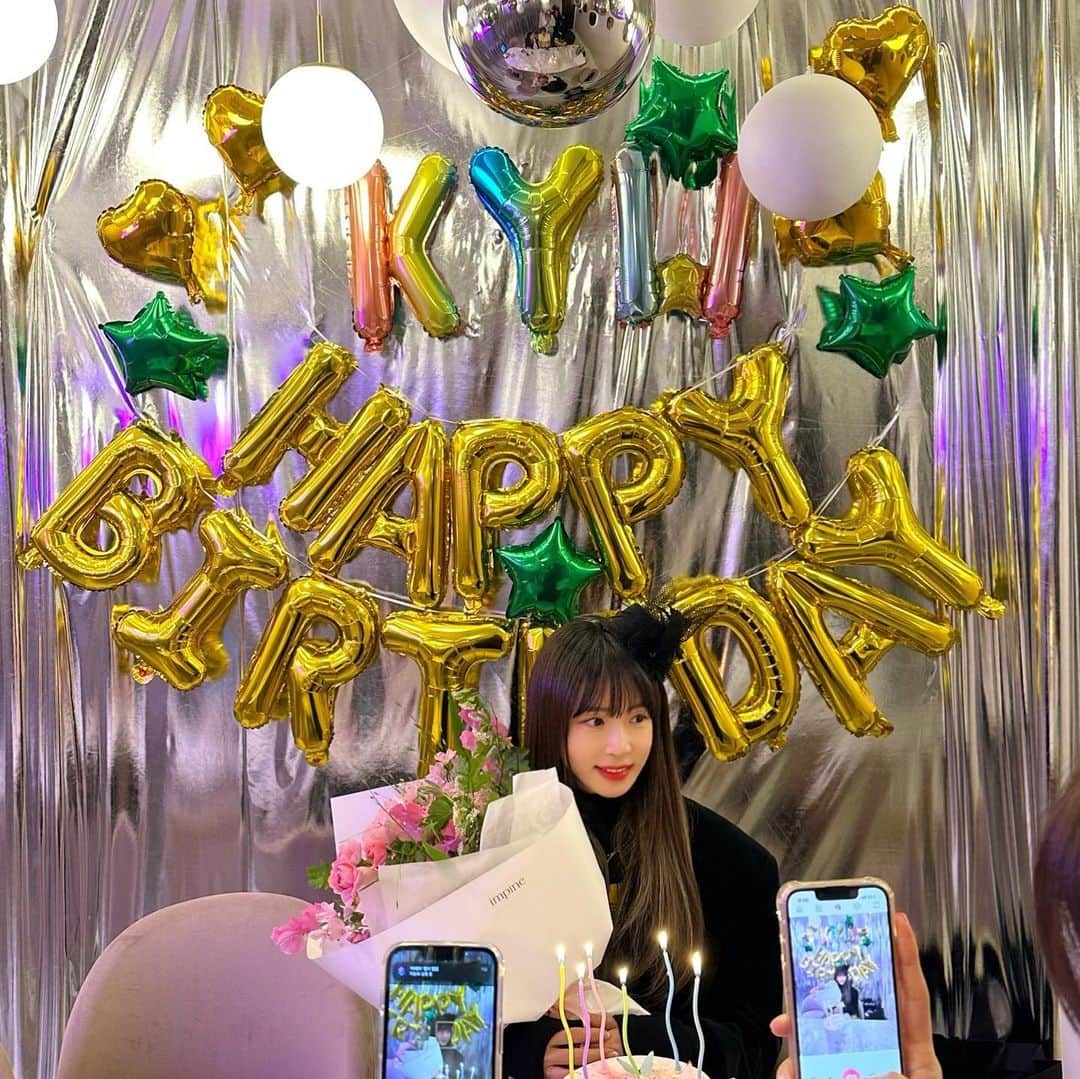 カン・イェウォンのインスタグラム：「🎂 이번엔 조용히 지나갑니다.  어제 깜짝 파티로 전 대만족💓 감사합니다🙏  매일매일 생일같은날 함께 만들어요💓」