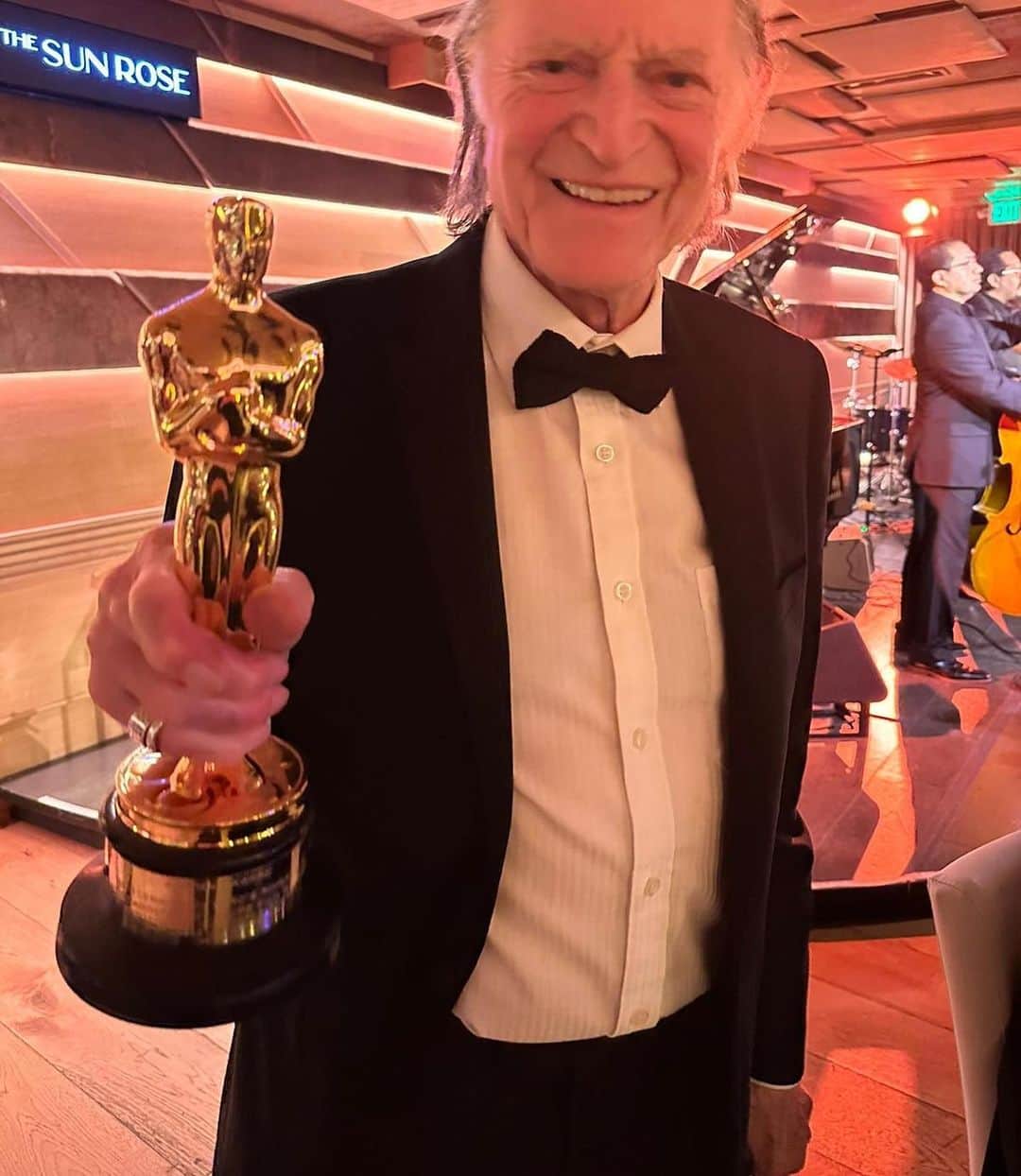 ケイト・ベッキンセイルさんのインスタグラム写真 - (ケイト・ベッキンセイルInstagram)「@vanityfair and extra excited squeaking for @davidjohnbradley1 out here at the Oscars winning with @pinocchiomovie 💕💕💕💕💕」3月14日 16時30分 - katebeckinsale