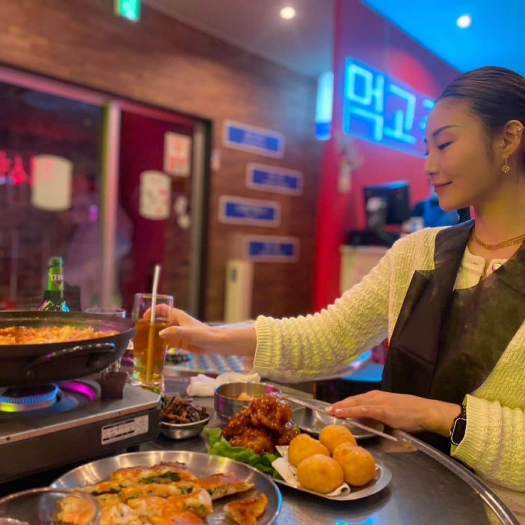 赤嶺紗羅のインスタグラム：「ハラペコ食堂🐷💓 　 📍@harapeco_temma 　 天満店限定メニューのコプチャンチョンゴル🥘も エビギョプサル🦐も美味だった😋  韓国料理🇰🇷って食べたい欲定期的に来る…🤤」