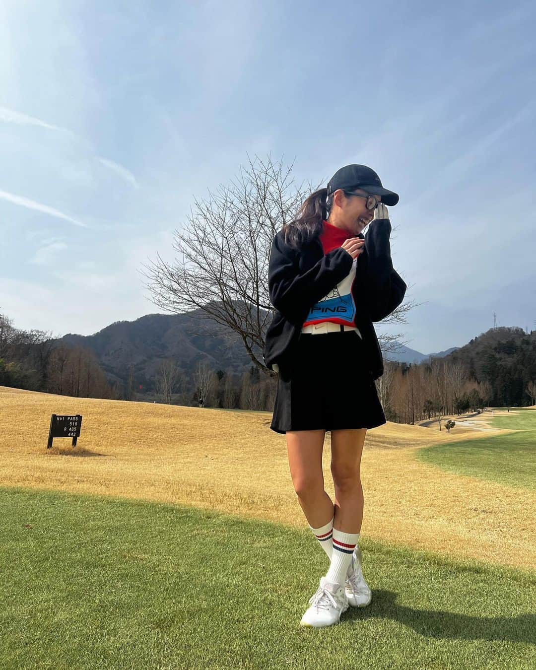 佐河ゆいのインスタグラム：「ひとみちゃんがゴルフコーデ撮ってくれまぴた⛳️👚 なんか大爆笑してるけどꉂ🤣𐤔  新作の  #clubhaus  を羽織って春コーデ🌸なんつって。 今年の裏目標が〝肌出していこうぜ〟なので、生足出して頑張りやしたっ   #ゴルフ  #ゴルフ女子  #ゴルフ初心者  #ゴルフ成長記録  #golf  #golfswing  #golflover #ゴルフ練習　#ゴルフ好きな人と繋がりたい　#ゴルフラウンド　#ゴルフ上手くなりたい#golfbabes #golflife #golfstagram #golfing」