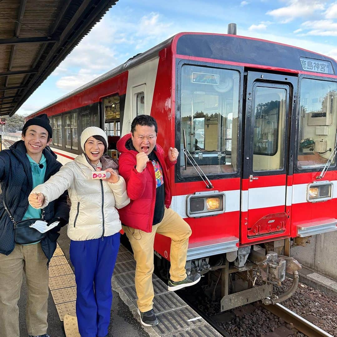 村井美樹のインスタグラム：「明日 3/15(水)18:25～21:00 テレビ東京系  #水バラ #バスVS鉄道 乗り継ぎ対決旅15  に出演します！🔥  栃木県の佐野厄除け大師からゴール・茨城県霞ヶ浦の畔にある鹿島神宮まで、関東を横断するルート！ 現在、バス7勝、鉄道7勝。 さぁ勝つのはどっち？！  今回もかなり過酷でした🤣💦 チームワークで頑張ります💪✨  バスチーム🚌 #太川陽介 さん #中井りか ちゃん #みなみかわ さん  鉄道チーム🚃 #村井美樹 #織田信成 さん #ともしげ #モグライダー さん  衣装のダウンジャケットは @duveticajp  です。  旅こけしは #林貴俊工人  @tree_tree_ishinomaki の🍓いちごショートケーキ🍰こけし  テレビ東京が見られない地域の方もスマホやタブレットを使ってTVerでリアルタイム視聴もできますよ！  ぜひご覧ください😆✨」