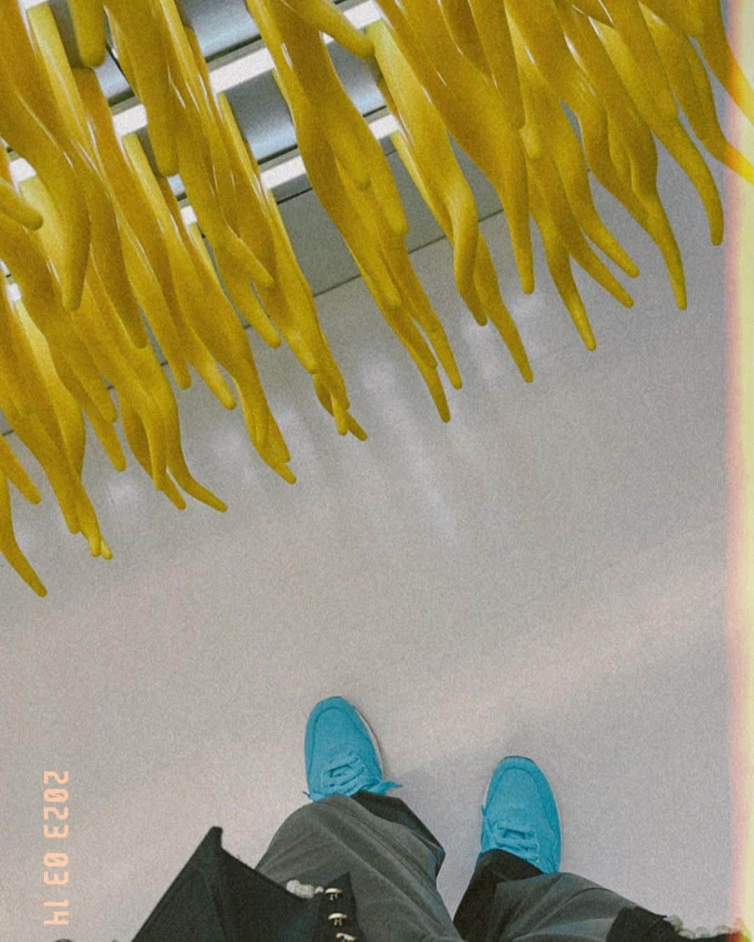 山脇道子さんのインスタグラム写真 - (山脇道子Instagram)「👟SNS TOKYO @sneakersnstuff.tokyo で 今週末(3/18)から始まる 「AIR MAX 1 CORDUROY」特設スタジオに 遊びに行ってきました！  この不思議な通路の先の扉を開くと デザインスペースがありました✨  35年前にパリのポンピドゥーセンターにインスパイアされ生まれたNIKE AIR MAX 1✨  展示された最新作を見ながら オリジナルのアイデアを描いて登録💡  当選すると実際にスニーカーとなって プレゼントしてもらえるそう✨✨✨  家に用紙を持ち帰ってきたので 息子と描いてみようと思います😆🌷 #SNSMAXXEDOUT」3月14日 16時47分 - michikoooo