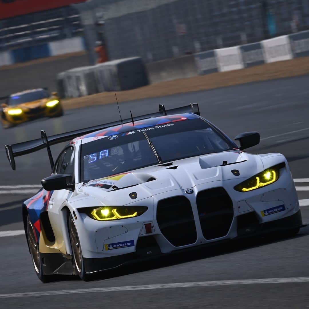 のインスタグラム：「SUPER GT 2023 公式テスト 岡山国際サーキット  SUPER GT 2023開幕戦会場である岡山国際サーキットで、3月11日と12日の二日間にかけて公式テストが開催されました。予定していたテストを問題無く終え、開幕に向けた準備が着々と進んでいます。  エースドライバー荒聖治の僚友として、Bruno Spenglerと柳田真孝を迎え、新体制でチャンピオン奪還に挑む、BMW Team Studie。2023シーズンに、ぜひご期待ください。  ［監督］ 鈴木 康昭  ［ドライバー］ 荒 聖治 ブルーノ シュペングラー 柳田 真孝  ［レースクィーン］ 才川 智子 朝比奈 果歩 新木 みお 岡田 夏芽  詳細は、 @bmwjapan アカウントトップのURLからチェック。  #BMW #駆けぬける歓び #BMWJapan #BMWM #SuperGT #TeamStudie」