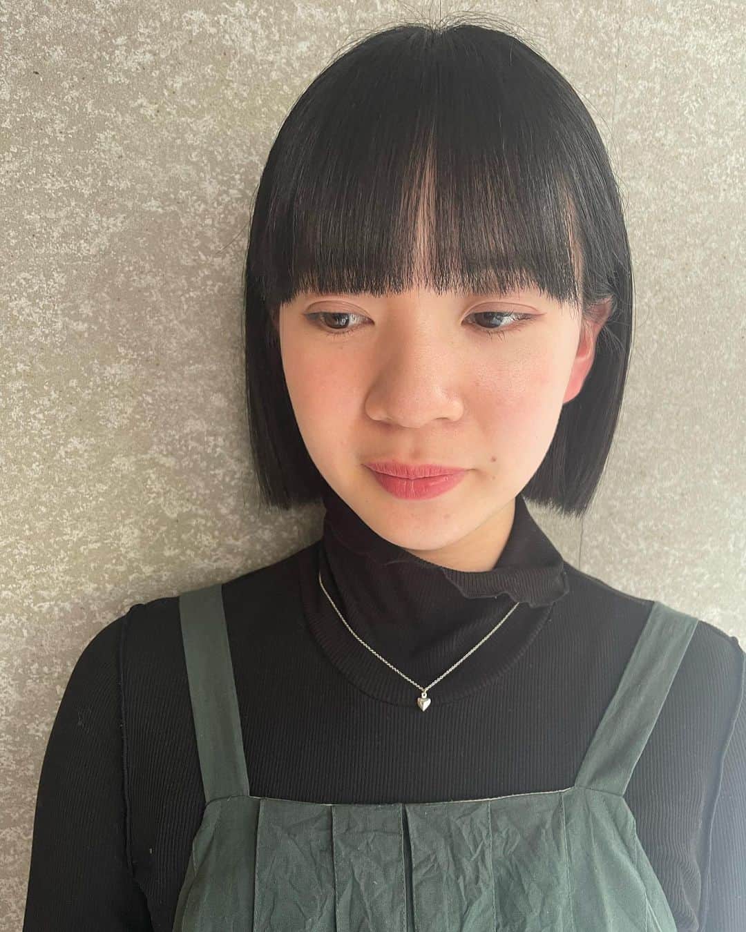 Tomohiro Sasakiさんのインスタグラム写真 - (Tomohiro SasakiInstagram)「フルバンク切りっぱなしボブ✨  透明感があるお客様❤️  似合って可愛い💕💕  フルバンクとのコンビはモード感たっぷり  #フルバング  #切りっぱなしボブ  #モード系女子」3月14日 16時51分 - tomotomo.hair