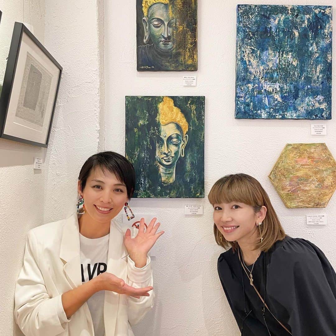 川崎亜沙美のインスタグラム：「今日は 春🌸な気分でした！  アーティストRIO UMEZAWAさんの3周年記念展示会へ✨  大阪市西区新町にある La Tableレストラン 韓国家庭料理✨ @latable_diningroom  今度ゆっくり食べにもいくぞー！🤩  そして 久しぶりにアートを観賞 ワクワクしてきました♪  RIOさん お声のお仕事DJもプロですが、アーティスト👩‍🎨  一枚一枚の絵にタイトルがあるんやけど、なんか  曲にタイトルを、演劇にタイトルがあるのと同じ感覚でした✨ 面白い！ そしていろいろな技法での作品達に出会えました✨  春にアート みんなぁ　是非行ってみてはいかがですか🌸🌝 ＿＿＿＿＿＿＿＿＿＿  【RIO UMEZAWA x dining room La table3周年記念展示 『Vent de printemps-春の風-」】 ◆期間 2023年3月14日（火)～3月26日（日）  3月25日、26日の2日間は 木口木版画のワークショップも開催されるのでぜひ皆さん行ってみて💓 詳しくはRIOさんのInstagramをチェック✨ @rio_umezawa   #抽象画 #アート #芸術 #芸術家 ＃画家 #painter #painters #rioumezawa #Spring 🌸」