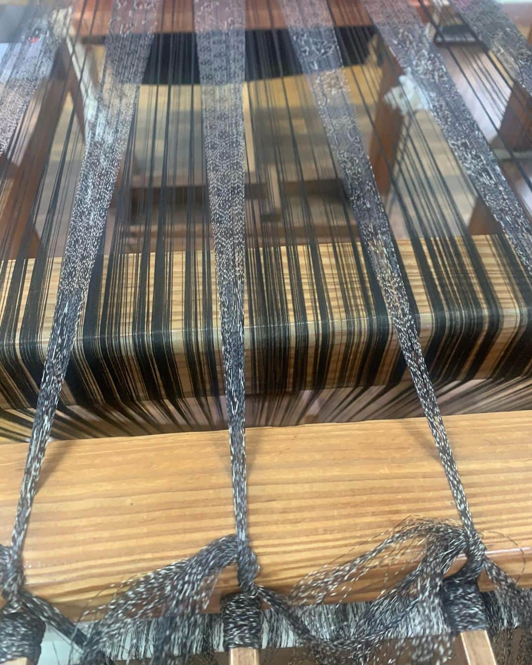 浅田真央さんのインスタグラム写真 - (浅田真央Instagram)「『きものSalon 2023 春夏号』 今回のきもの修行は、奄美大島に伺いました。 お着物が完成するまでに、職人さんの素晴らしい技術で繋ぎ、長い年月をかけて作られています。 伝統工芸を受け継ぐ、職人さんの姿がとてもかっこよかったです。 世界三大織物に数えられる大島紬は、唯一無二の素晴らしい芸術作品だと思いました。 貴重な体験もさせていただき、ありがとうございました！ 奄美大島の大自然にも癒され、たくさんのパワーをいただきました！ #奄美大島 #大島紬 #伝統工芸 #泥染め #天然染色」3月14日 17時02分 - maoasada2509