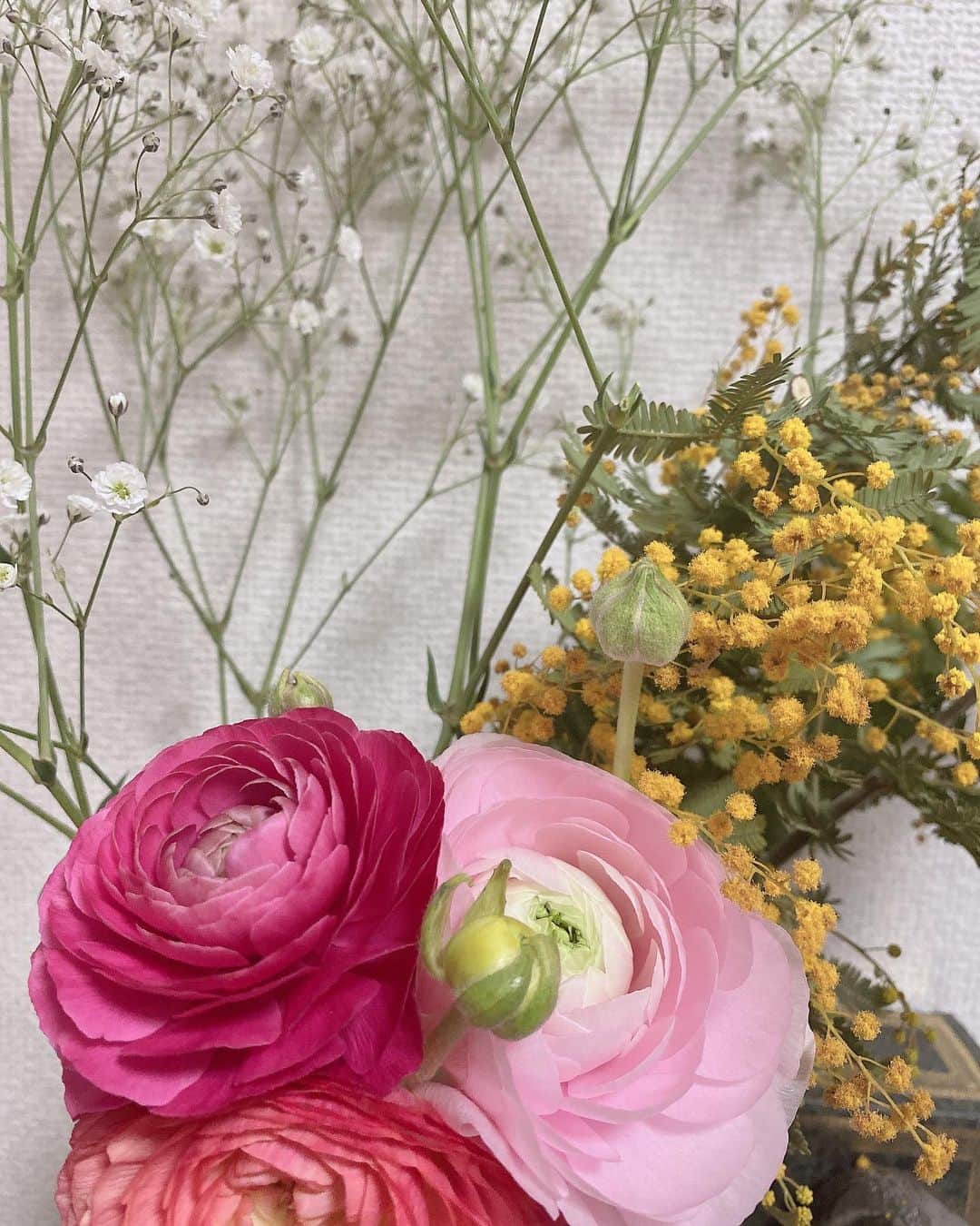 野田真実さんのインスタグラム写真 - (野田真実Instagram)「． ． ． 最近はお花を生けるのが 趣味になりつつあります𓂃𓈒𓏸 ． もともとお花は大好きなんだけど、 こうやって自分でどうやったら可愛くなるかな～？ とか考えながら生けるの愛着わくしたのしいです！ ． おしゃれな花瓶も欲しくなる～ これは要らなくなった芳香剤のビンを再利用。 ． ．  #お花のある暮らし #ミモザ #かすみ草」3月14日 17時02分 - noda_mami_
