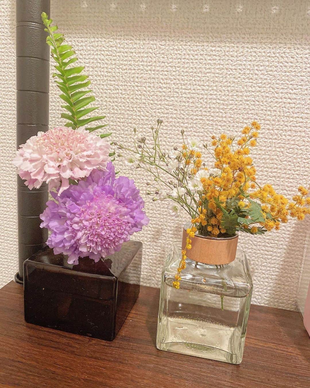 野田真実のインスタグラム：「． ． ． 最近はお花を生けるのが 趣味になりつつあります𓂃𓈒𓏸 ． もともとお花は大好きなんだけど、 こうやって自分でどうやったら可愛くなるかな～？ とか考えながら生けるの愛着わくしたのしいです！ ． おしゃれな花瓶も欲しくなる～ これは要らなくなった芳香剤のビンを再利用。 ． ．  #お花のある暮らし #ミモザ #かすみ草」