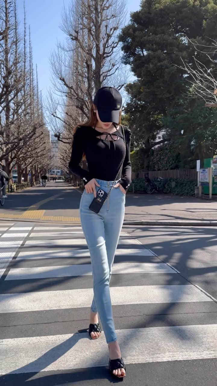 のインスタグラム：「. 大人気のファスナーデニムの新色明日発売❣️ 春カラーでコーデが合わせやすくて大活躍なのと、ハイウエストなので脚長、くびれ効果大抜群です💯とにかくスタイル盛れ🙆‍♀️ カジュアルにらくちんにも、フェミニントップスINもめちゃかわいい♡ 着てた疲れる服はいらないのでwもちろんストレッチもめちゃ効いてるよ♡ このシリーズ毎回ベストセラーで、ちょー信頼系です🤣 . . #デニム#デニムコーデ#denim#Rady#春コーデ#ファッション」