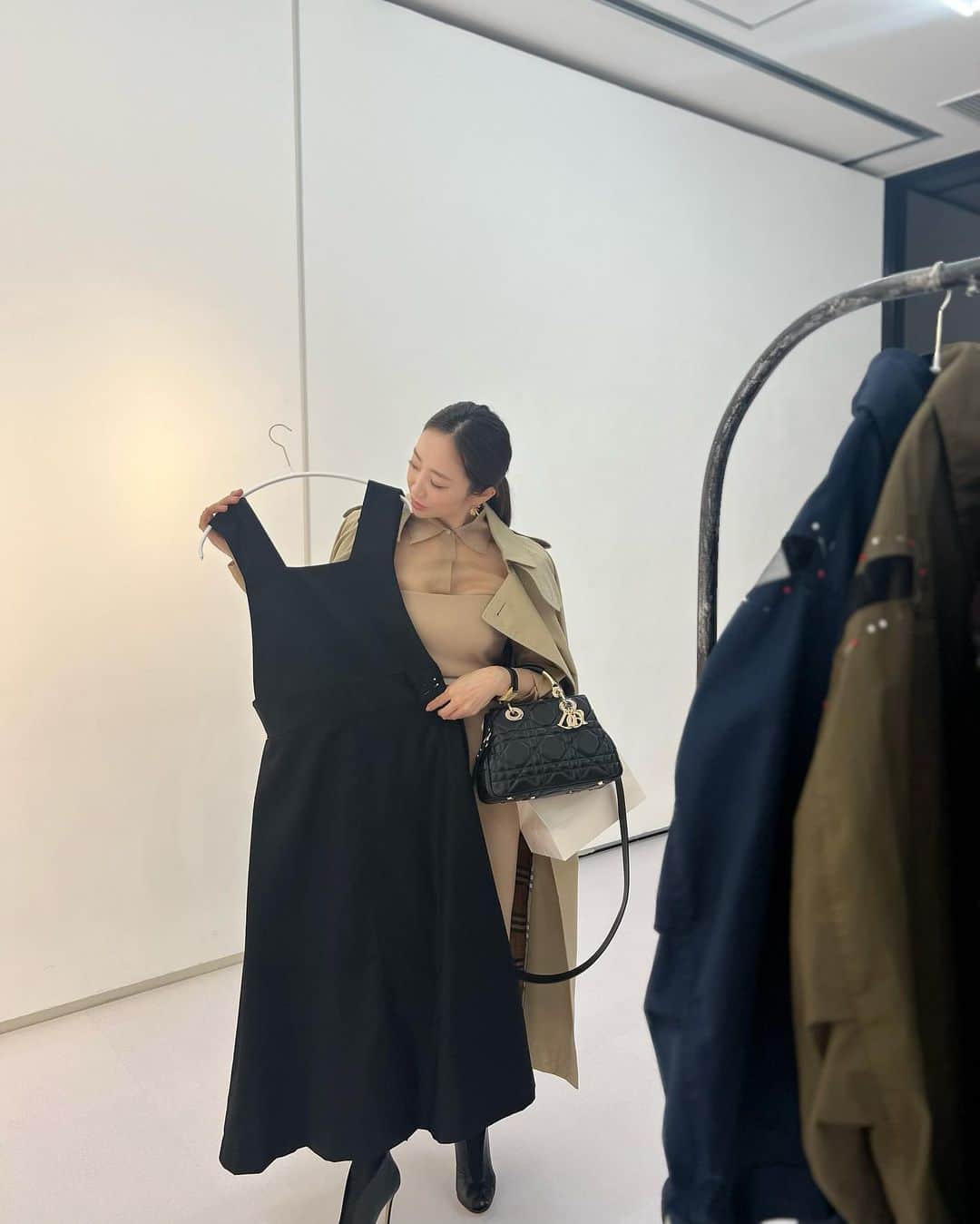 神崎恵のインスタグラム：「・ 仕事終わりに、 ヒカリエ8階で開催されている、 長男の展示会へ💨 最近は、彼が作るスウェットばかりを着ています。 それに細パンツとパールを合わせたら、 1年いけてしまうのではと思うくらい。 楽でかわいい。 今回は、黒のパーカーとトレーナー、 あと、ワンピースも楽しみ🫶  新刊サイン本お渡し会、 お申し込みは明日から開始します。 詳細はストーリーズ、Twitterから☺️」
