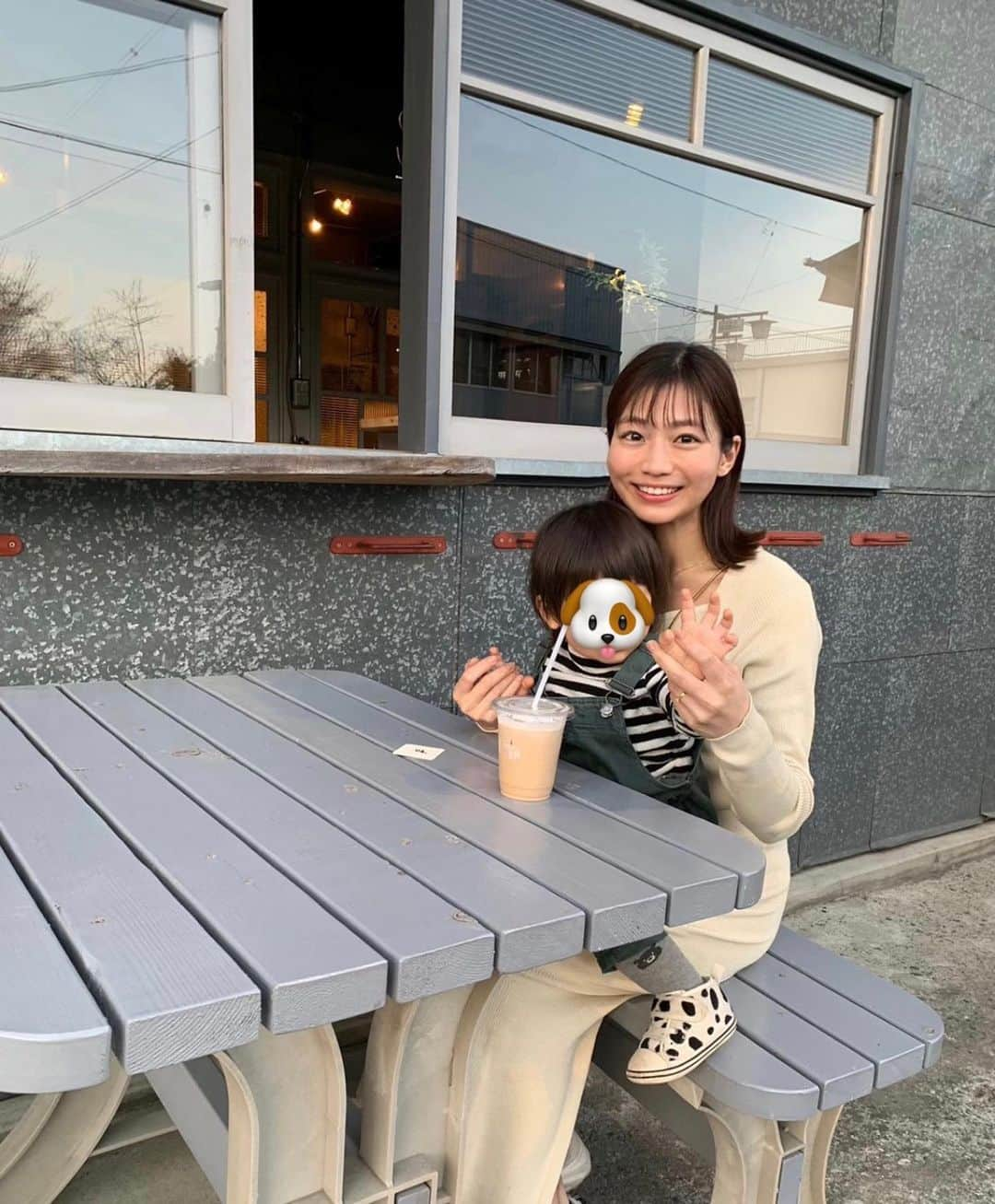 村上奈菜のインスタグラム：「先日2歳のバースデー🎂💓 車や乗り物に夢中なので 那須クラシックカー博物館へ😆 ワンちゃんも抱っこで入れるよ☺︎  ミニカーをプレゼントしてもらい お家の中は車でたくさん☺️笑 寝る時も両手に抱えてベッドまで持って行くくらい お気に入り🚗 (パパの枕が駐車場)  いつも街中であっ！ぶーぶー！でんちゃ！ばす！って 大発見みたいな感じで目をキラキラさせて 教えてくれます👦🏻  少し前からイヤイヤ期に突入してきてて 大変なこともあるけど、 いやって時に「だめ！」を「まめ！！」と言いながら 首をぶんぶん振るので内心クスッと和んでます😹笑  あっという間に成長してキッズになってきたけど まだまだ寝るときは私の上で眠る甘えん坊なので😴 (起きたとき身体中バキバキの目覚め)  全力で「ママ、ママ」と手を伸ばして甘えてくれる 今の時期を大切に噛み締めながら 過ごしていこうと思います🐶♡  #2歳 #バースデー #3月生まれ #男の子ママ」