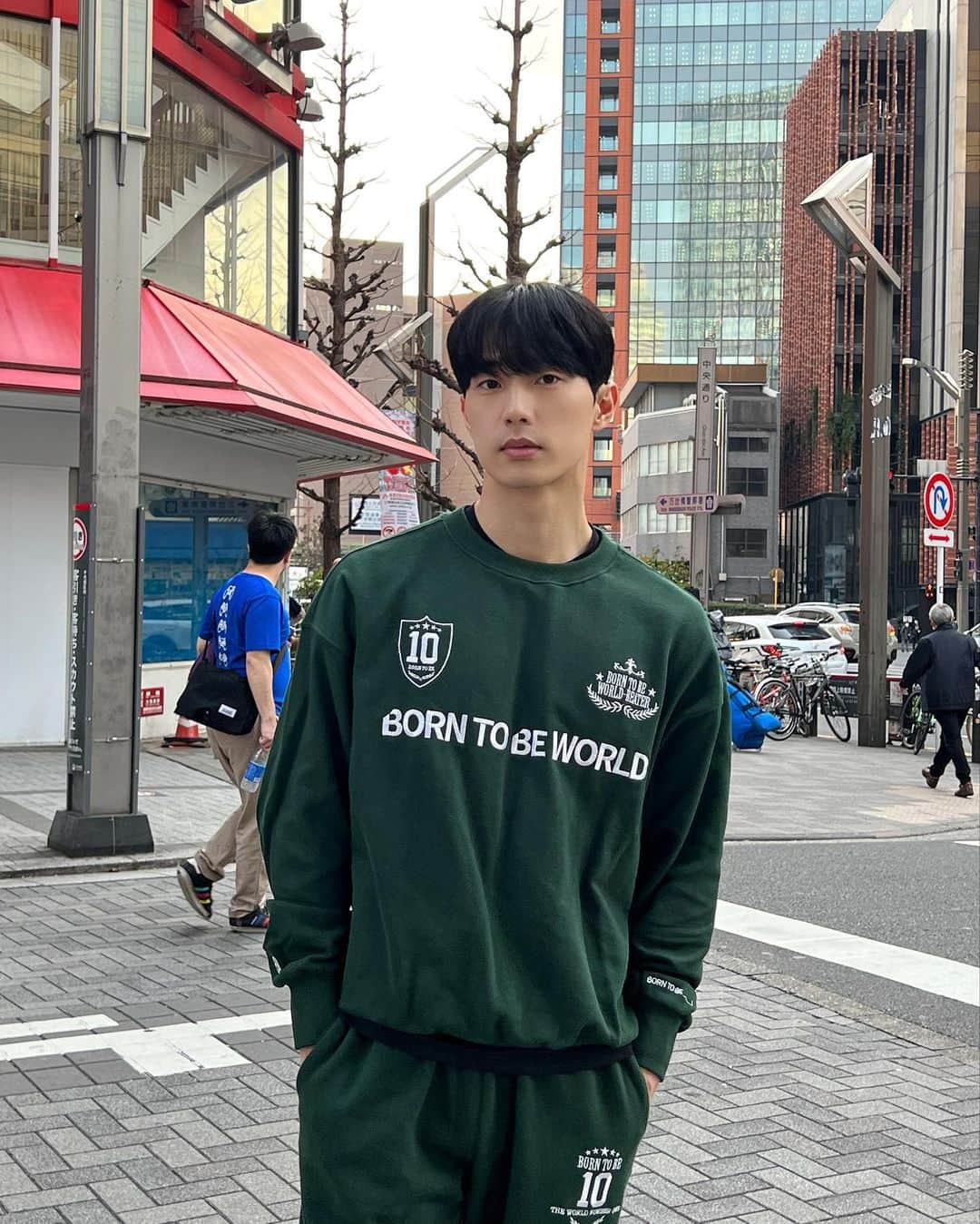 Jay のインスタグラム：「Let's wear it together @born2bw_ #본투비월드」