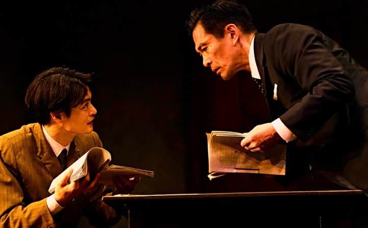佐久間宣行のインスタグラム：「「笑の大学」 PARCO劇場  言わずと知れた名作の再演。 1998年以来とのこと。 内野聖陽と瀬戸康史のお二人で。  とても良かったです！ 内野さんと瀬戸さん、このお二人が見つかったからこその再演なんだな、というのが一瞬一瞬から感じる素晴らしい舞台でした。軽さと重さ、楽しさと怒り、一発で空気を変える力量があるコンビ。凄かったです。  セリフ、何度も映像を見て頭に入っていて、自分の中で噛み締めるという感覚になってしまったのはちょっとあるけど。  大学時代に憧れた人が今も圧倒的に現役で、その作品がこんな強度でまた見れるなんて、感謝しかないですね。」