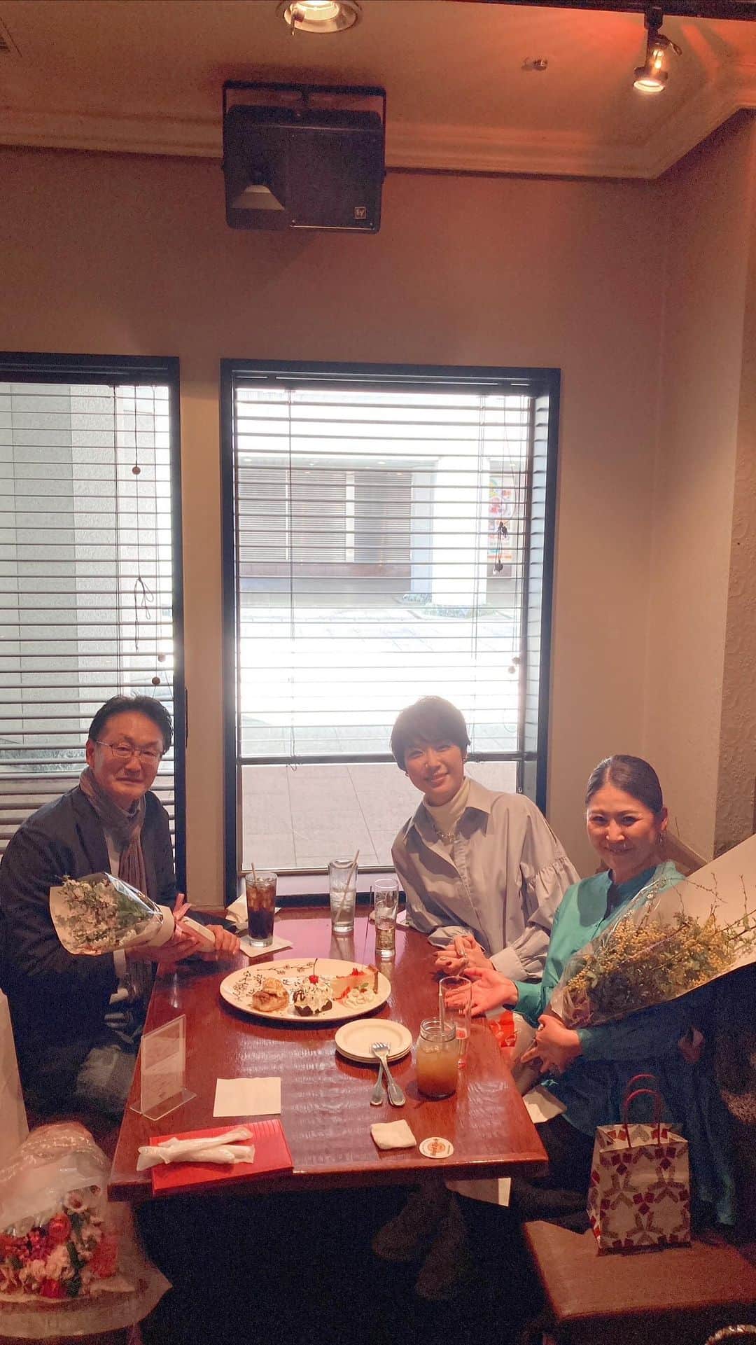 桐島瑞希のインスタグラム：「私が2011年〜2018年までナビゲーターを務めたFm yokohamaのファンケルヨコハマなでしこ。私が渡英した後は半田あいちゃんにバトンタッチし、毎週横浜で輝く女性をご紹介してきましたが、12年続いた番組もこの3月で幕を下ろすことになりました😢12年間私たちをサポートしてくれたディレクターの猪股さんを労うためにサプライズを計画😆✨私は5年振りに再会😆❤️5年振りとは思えない程、話は盛り上がり、懐かしくも嬉しい時間を過ごせました❤️過去に出演して下さったなでしこの皆様も、本当にありがとうごじいました👏👏👏」