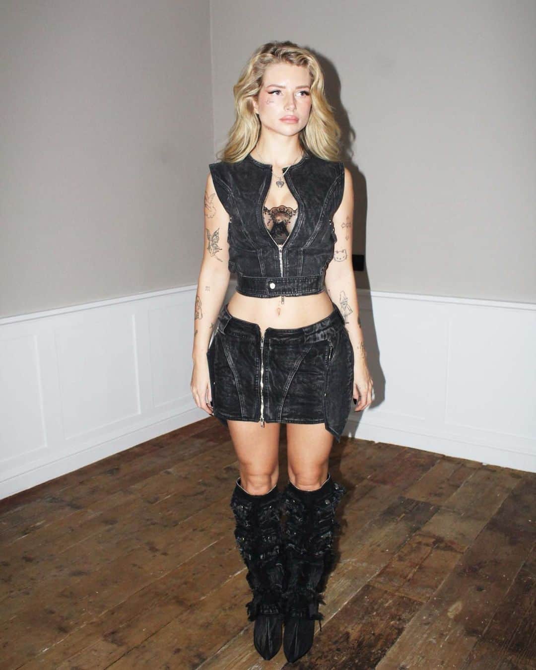 ロッティ・モスのインスタグラム：「Dressed up or down I look good」