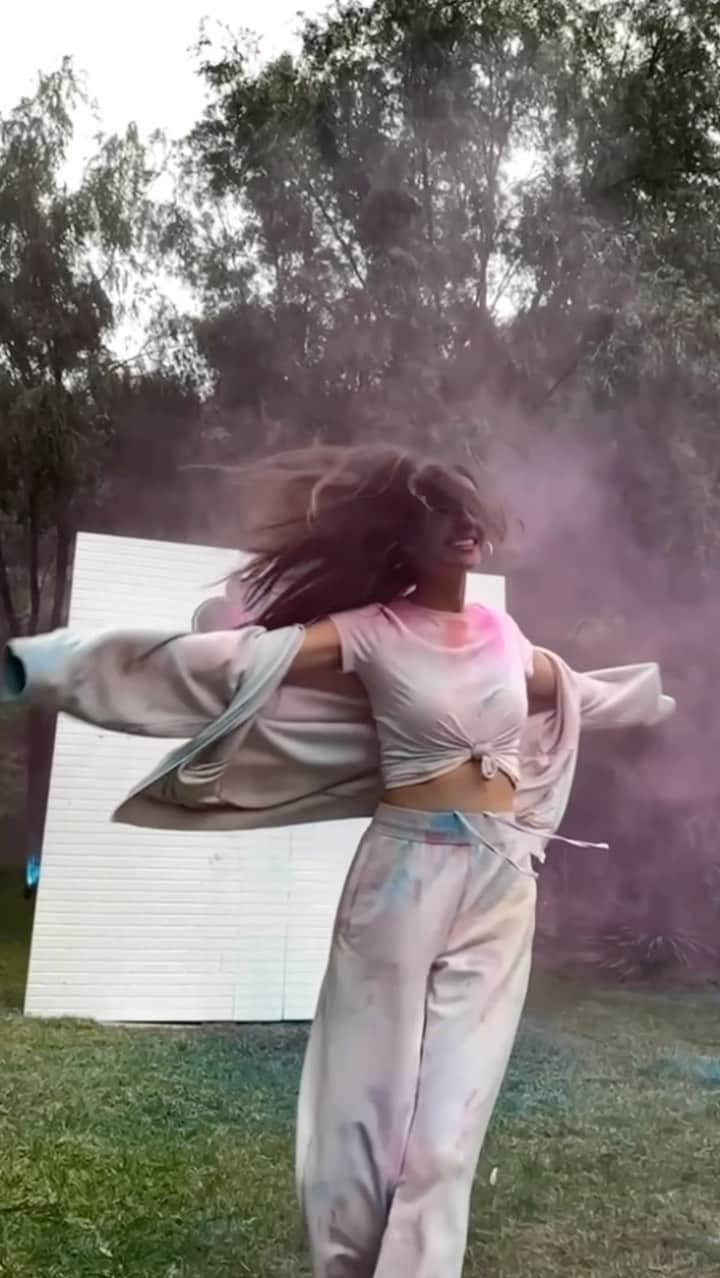 ヴィクトリア・ジャスティスのインスタグラム：「What a magical day!!! Had the BEST time @artha Holi fest! Can’t wait to do it again next year 💜💙❤️💛🧡💚」