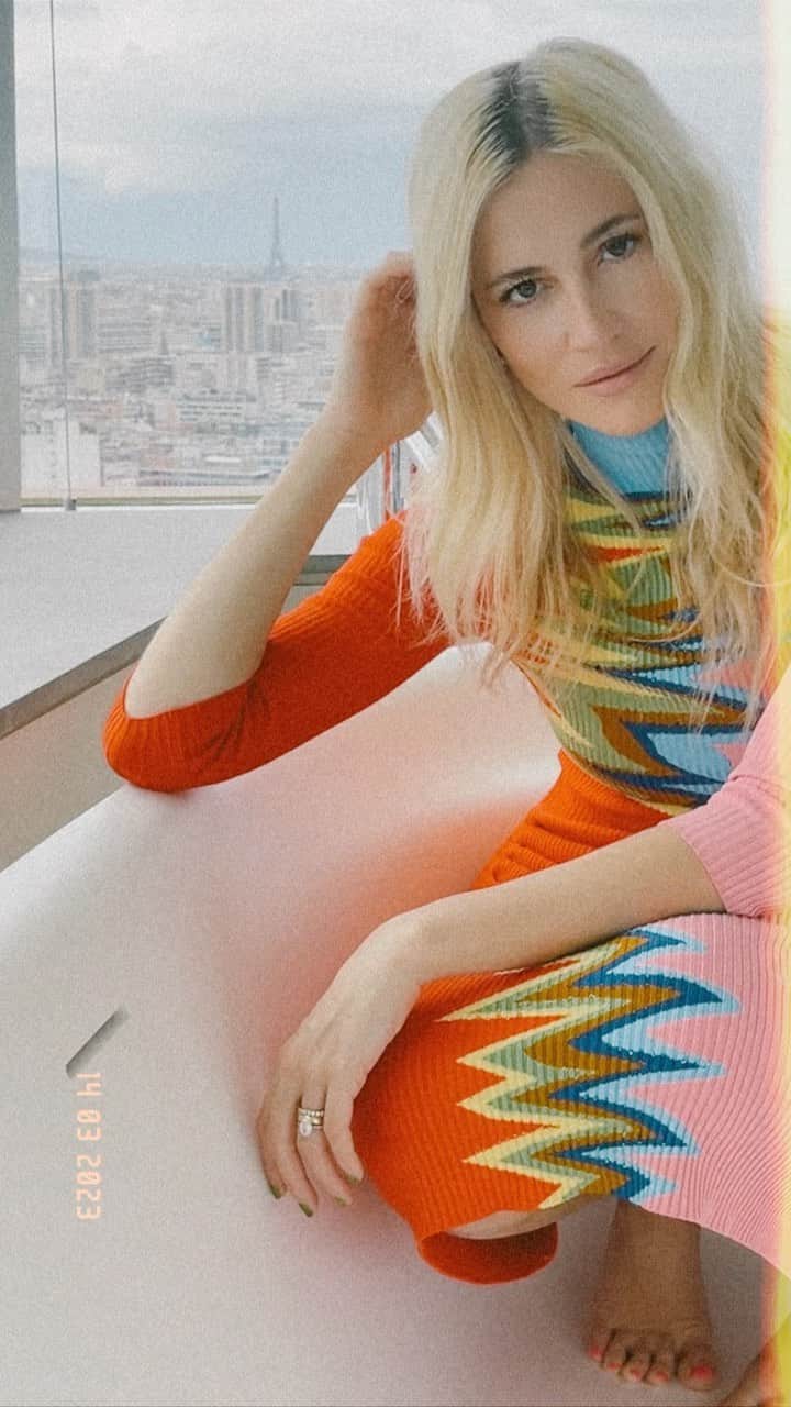 ピクシー・ロットのインスタグラム：「rooooom with a view💘」