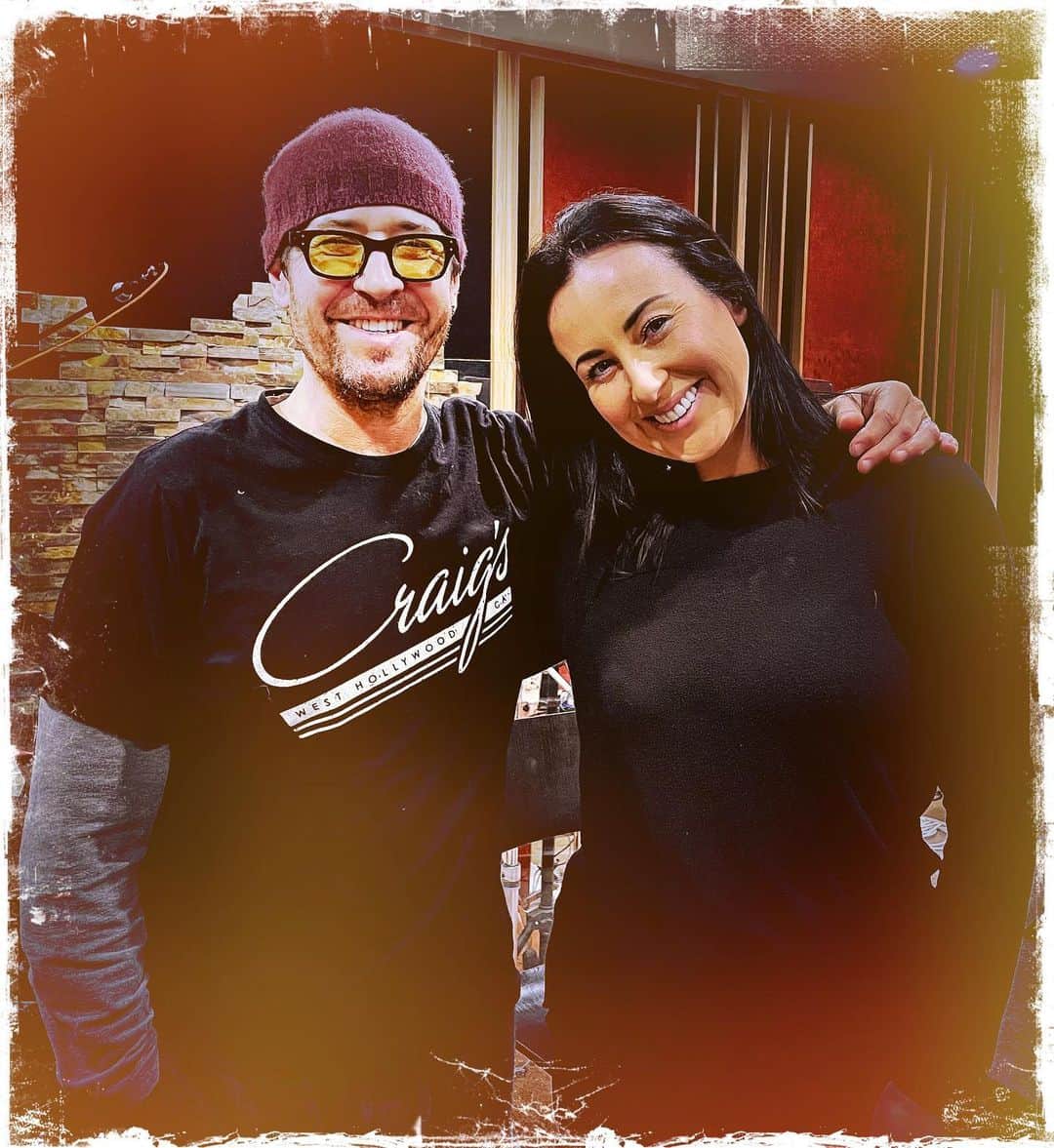 のインスタグラム：「Laying down vocals for a special project w/the extraordinarily talented @iamcarlysmithson @thetribebandla @michaeljonstern」