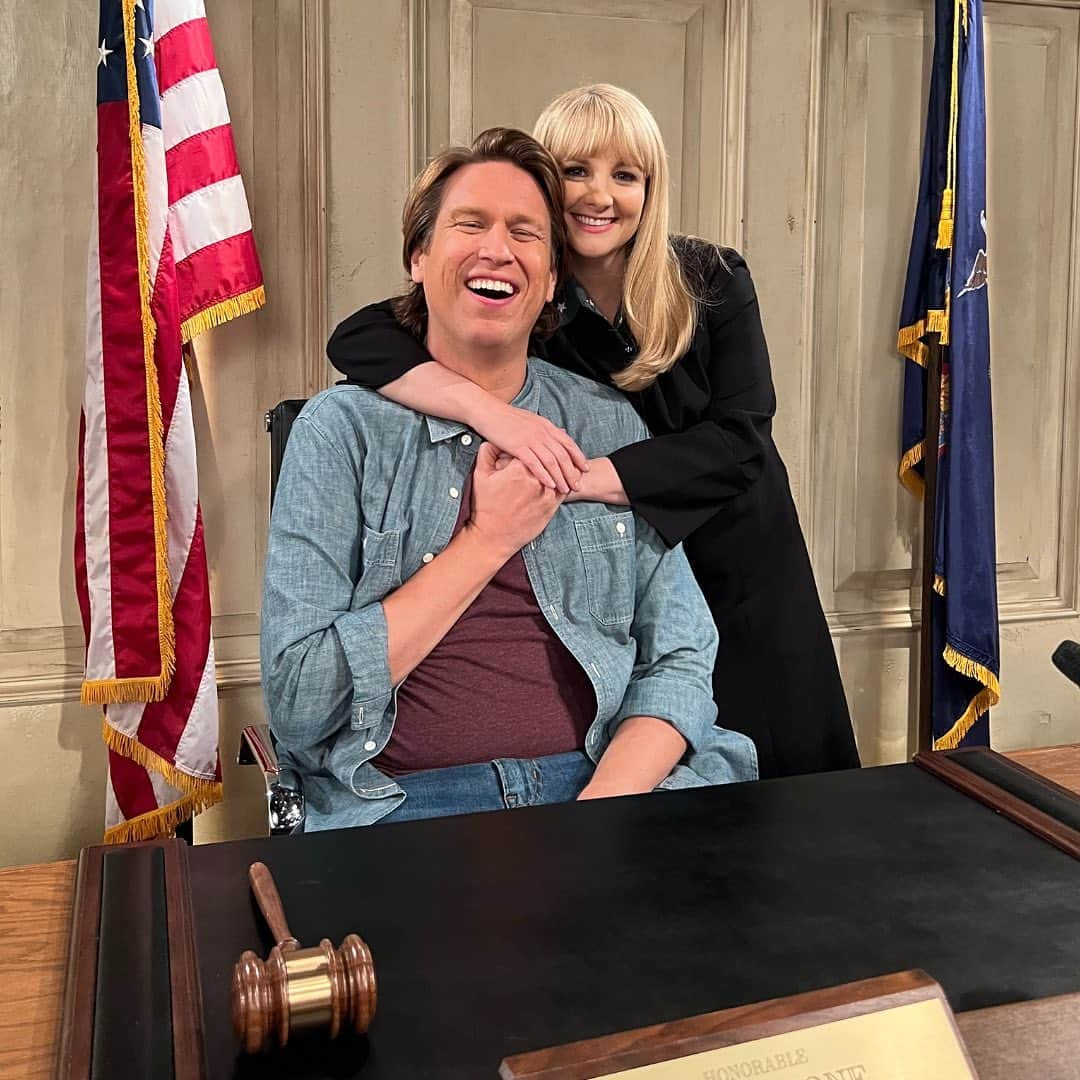 メリッサ・ラウシュのインスタグラム：「Abby and Rand ❤️ The incredibly wonderful and extremely hilarious @peteholmes guest stars on #NightCourt tonight 8/7c on @NBC and streaming on @peacock」