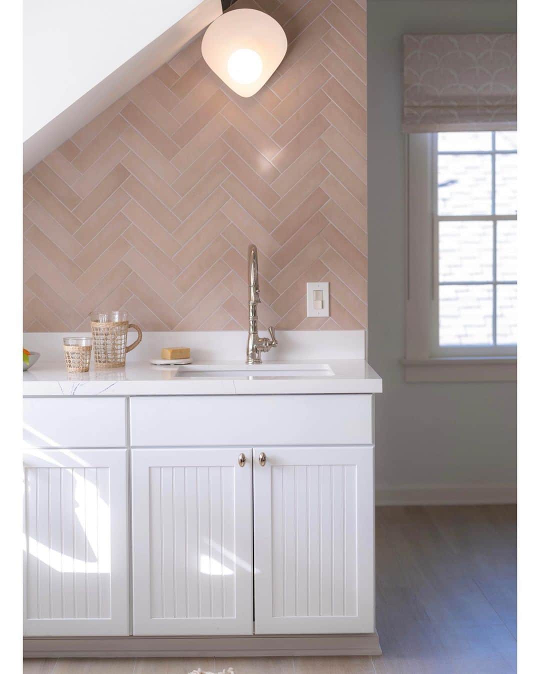 エリン フェザーストンのインスタグラム：「The kitchenette in my home office was a fun opportunity to create something playful and bright. I brought in this gorgeous faucet and Shaw’s sink from @houseofrohl to pop against a blush chevron tiled wall and fresh countertop. Swipe to see the before. 📷 by @elizabethmessina」