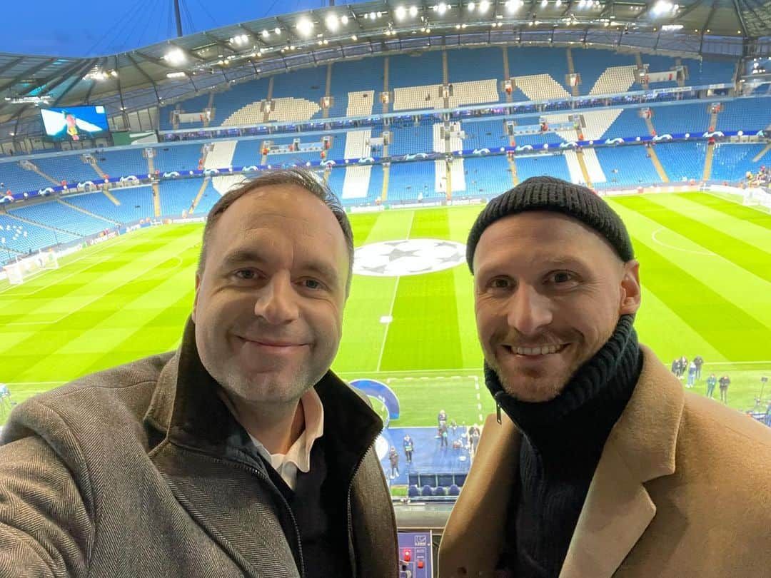 ベネディクト・ヘーヴェデスのインスタグラム：「Champions League nights are special. Let’s see what happens tonight. @primevideosportde @jonas_friedlich」