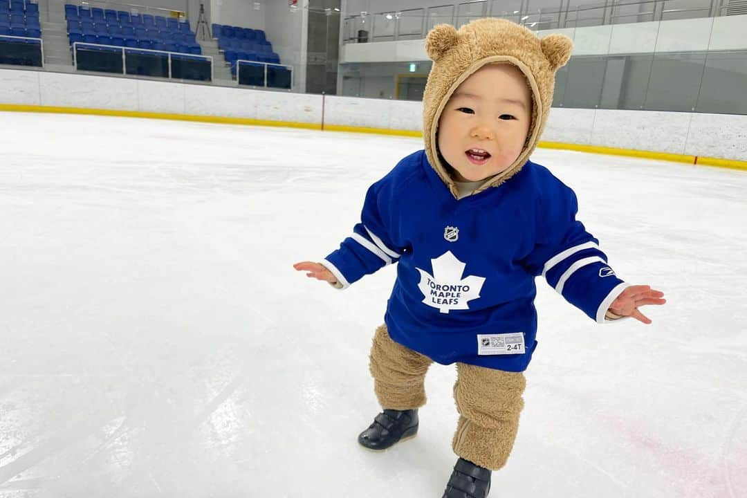 菊池沙都さんのインスタグラム写真 - (菊池沙都Instagram)「お兄ちゃん 長い長い現役生活 お疲れ様でした💐  お兄ちゃまのおかげで たくさんの素敵な出会いがあり たくさんの経験をさせてもらえたよ☺️✨ 本当にありがとう！✨  満員のリンク、そして、たくさんの方々の声援の中で引退する兄は、羨ましくなるほど幸せ者だと思いました☺️🍀  今後の活躍に期待😎✨  @shuji.kikuchi08  📸: @yokohama_grits   #菊池秀治#兄妹#親戚大集合 #本当にお疲れ様です #横浜グリッツ #アイスホッケー#icehockey」3月14日 19時22分 - satochin30