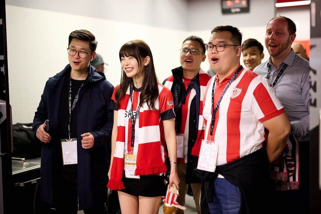 のインスタグラム：「改めまして #laligaexperience にご招待いただきまして本当にありがとうございました！  アトレティックvsバルセロナは0-1で負けてしまいましたが、めちゃくちゃ白熱した試合でした🔥  ノーゴールになってしまったけどイニャキがゴールした瞬間は喜びすぎてカバンとiphoneをカメラマンさんに投げてしまった笑  何よりアトレティックが負けてすんごい悔しかったので、既にアトレティックの事が大好きになっているんだなあと自分で感じました  ラ・リーガのスタッフさんも他の国のインフルエンサーさんも全員好きすぎて離れるのがまーじで寂しくて泣いた  撮影していただいた写真、爆笑してるものばっかり🥲楽しかったなあ  私の人生に深く刻まれる素晴らしすぎる体験を本当にありがとうございました！  これからもAthleticを応援させてください🦁❤️絶対にまたサンマメス行く🫶 Aupa Athletic!!  ---  Thank you for inviting me laliga & DAZN  Athletic lost 0-1 to Barcelona but it was such an amazing match🔥  Inaki’s goal ended up as no goal, but the moment he did it,I was very excited and I threw my bag and my iPhone at the photographer🥹  I realized as I’ve come to love Athletic because I was really disappointed since they lost that match.  I like the Laliga staff and the influencers from other countries so much.They are so kind and funny.  I cried a little because I was so sad to leave.  Thank you so much for the wonderful experience. That became one of the most unforgettable memories of my life.  I still support Athletic from here on🦁❤️ I’ll definitely go to  San Mamés again.  Aupa Athletic!!!  #athleticclub」