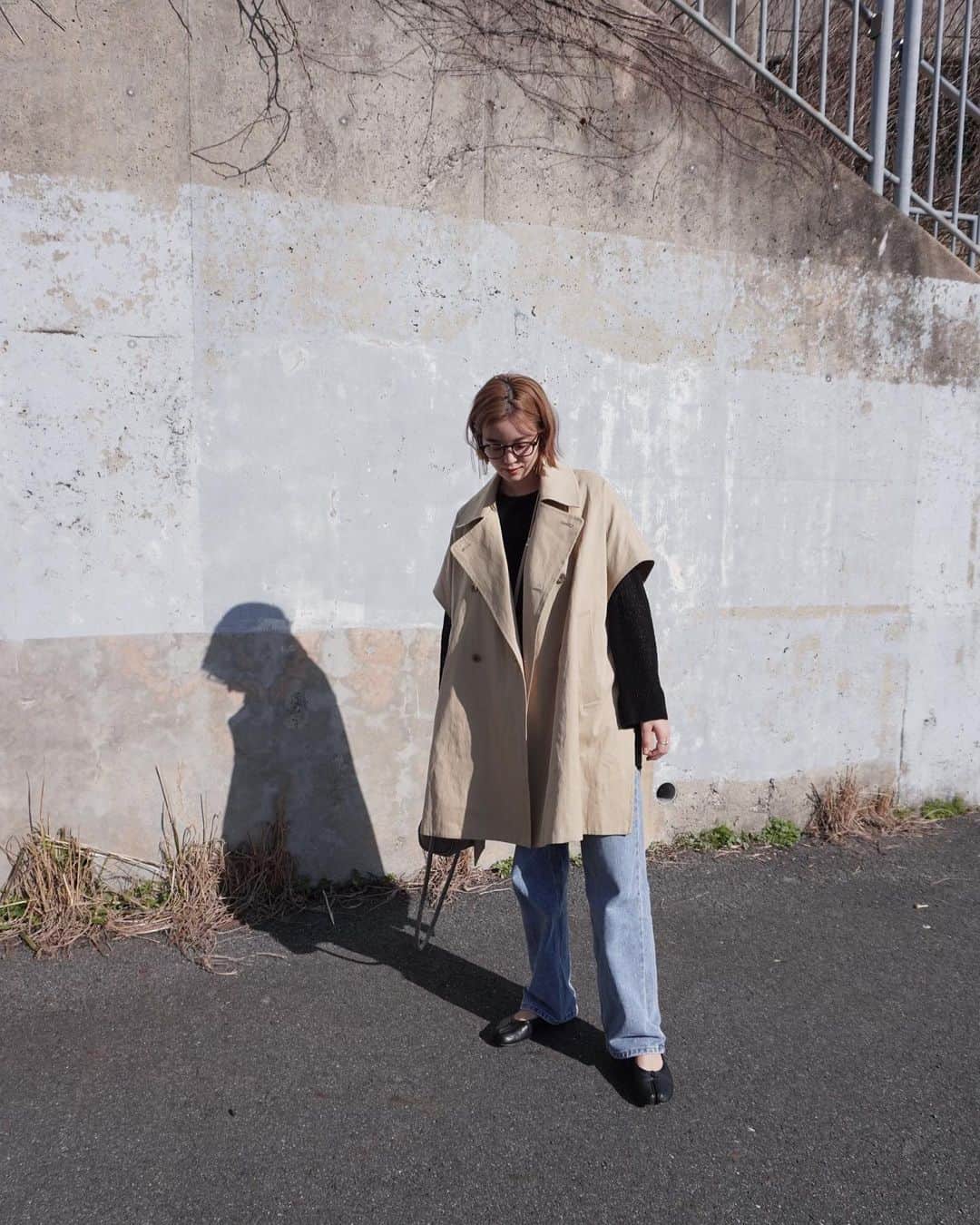 丸山クルミのインスタグラム：「先週末のコーデ記録📷 またまた @swankysystems へ行った時の...  outer @stunninglure  top,bottom @reurie_official  shoes @maisonmargiela  bag @stateofescape   春ニットだけでは寒いけどコートは暑かったのでいよいよ出番だ〜とスタニングルアーのテーラーポンチョを初おろし🌸🧥 これから毎日でも羽織ってしまいそう、とても万能 余裕がない日の手抜きコーデでもきちんとおさまる✨嬉しい✨✨  #スタニングルアー#ポンチョ#ポンチョコート#春服#レウリィ#reurie#春コーデ#春ニット」