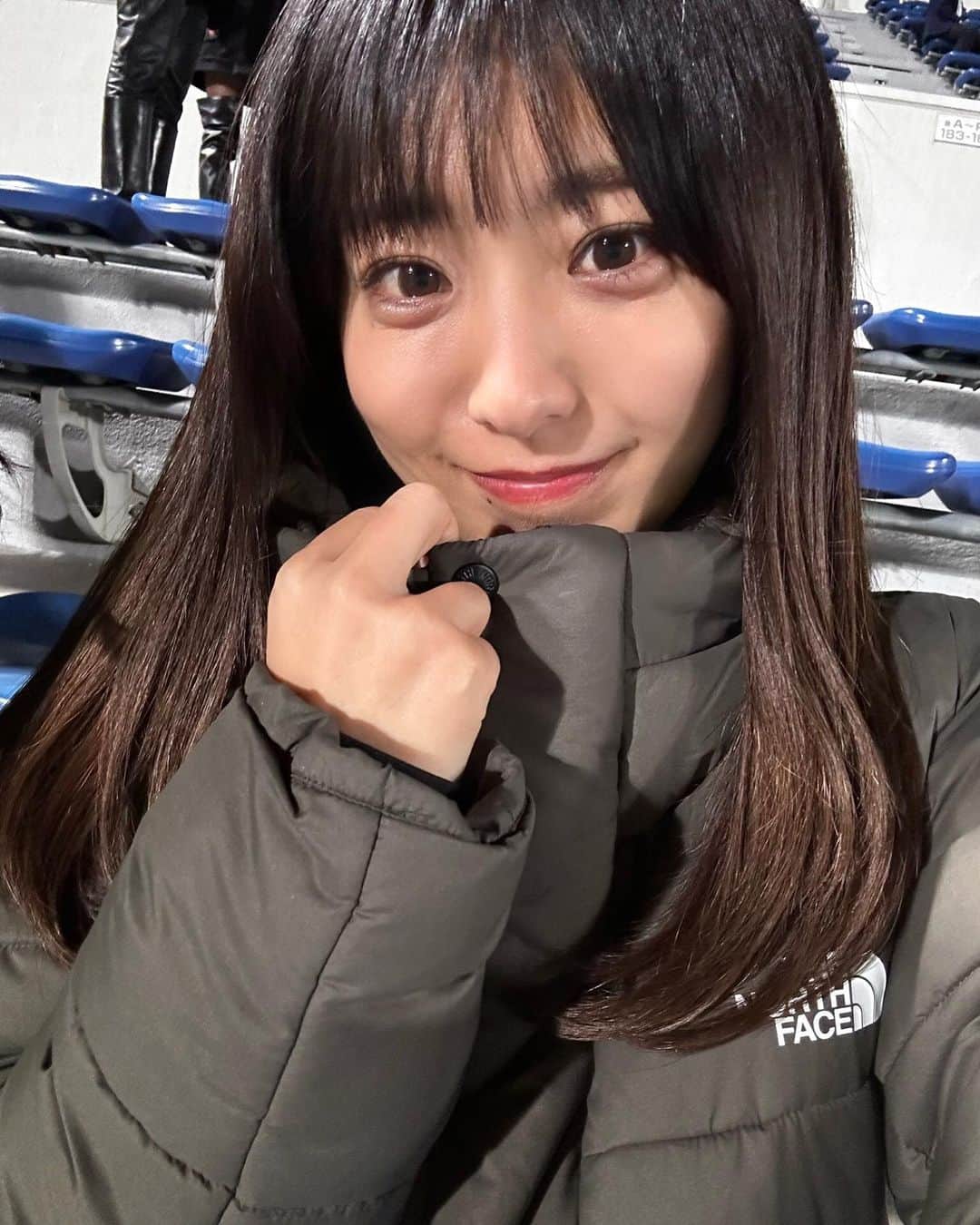 のインスタグラム：「🧥🧣🧤  ダウンコート着てのスポーツ観戦👋 これからは帽子と日焼け止めですね🧢⚽️  #スポーツ観戦コーデ #jリーグ #サッカー #サッカー女子」