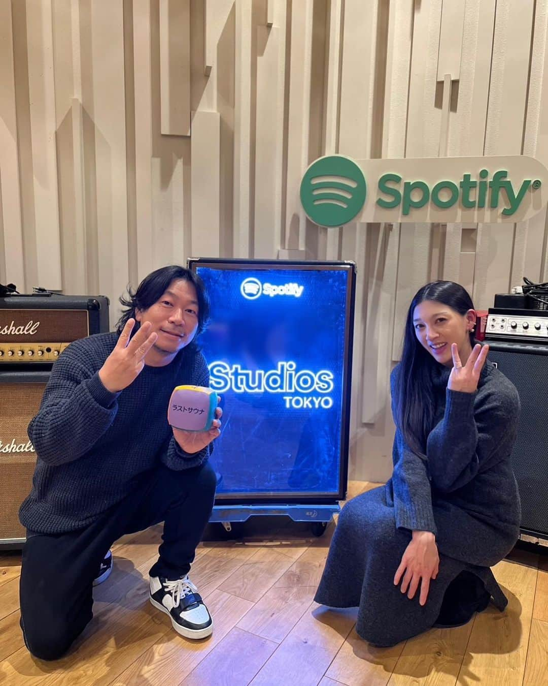 松野井雅（原紗央莉）のインスタグラム：「【🈂️配信開始🎧】  Spotify独占配信ポッドキャスト番組 『#サウナラジオ 松野井雅の #SNACK37』 Newエピソード配信されました〜！  ゲスト： 株式会社トランジットジェネラルオフィス代表取締役社長 中村貞裕さん ⇨ @transit_nakamura  ⇨ @transitgeneraloffice   ▼オンエア日 3/14(火)# 24  中村社長の会社さまの施設 FOLKWOOD VILLAGE八ヶ岳 ⇨ @folkwood_campground  についても詳しく教えていただけました🌲🪵🐿️🤍  そして中村社長には“サウコロ”たくさん振っていただきました🎲🎲🎲✨✨✨ 貴重なお話の数々 本当に面白かったです🌈 サウナー必聴です‼️‼️‼️‼️😆  さて📢 今回でわたしのスナックは一時休業🍸 改装工事に入りますね👷🏻 また再開の際、お知らせします！ ここまで濃ゆい半年間をありがとうございました💁🏻‍♀️  またすぐに戻ってきます🎏🗣  ・・・ Spotifyのアプリダウンロード後「サウナ」と検索したら出てきます🔍 ※無料🎧 ポッドキャストは時間関係なくご自身のタイミングで聴けますので過去エピソード回もお聴き逃しなく楽しんでもらえますよ〜！ 番組のフォローもよろしくお願い致します📻☺️ ・・・  🟩Spotify⬛️ @spotifyjp  @spotify  @spotifyforpodcasters   ・ ・ #folkwood #folkwoodvillage #folkwoodcampground #saunalife #saunatime  #サ旅 #サ飯 #サ道 #サ活 #サウナイキタイ #サウナ女子 #löyly #ととのう #スナック37 #サウコロトーク #Spotify #Spotify独占配信  #ポッドキャスト #podcast  #サウナ #サウナー #サウナ #sauna #サウナー #saunner  #フィンランドサウナアンバサダー #finlandsaunaambassador」