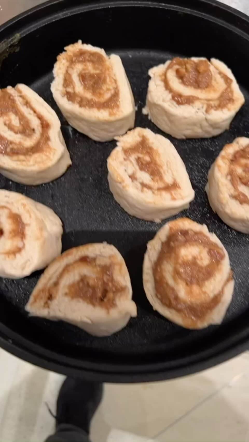 ヒュー・ジャックマンのインスタグラム：「Going to pay for this at the gym today. But, so worth it! (Oh and they’re yeast free.) Recipe by @nytimes.」