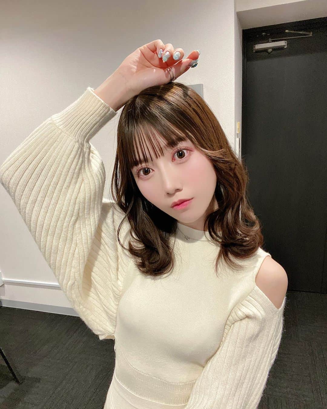 白瀬乃愛のインスタグラム：「・ 𝑾𝒉𝒊𝒕𝒆 𝑫𝒂𝒚🤍🪞        #Instalike #dailylook #Japanesegirl #Japaneseidol #asiangirls #selca #selfie #l4l #followme #ニット #ミディアムヘア #idol #アイドル #ヘアアレンジ #偶像 #寫真 #拍攝 #今日のコーデ #自撮り女子 #巻き髪 #outfit #ootd #粉我 #아이돌  #ไอดอล #셀카  #셀카그램 #덕질」