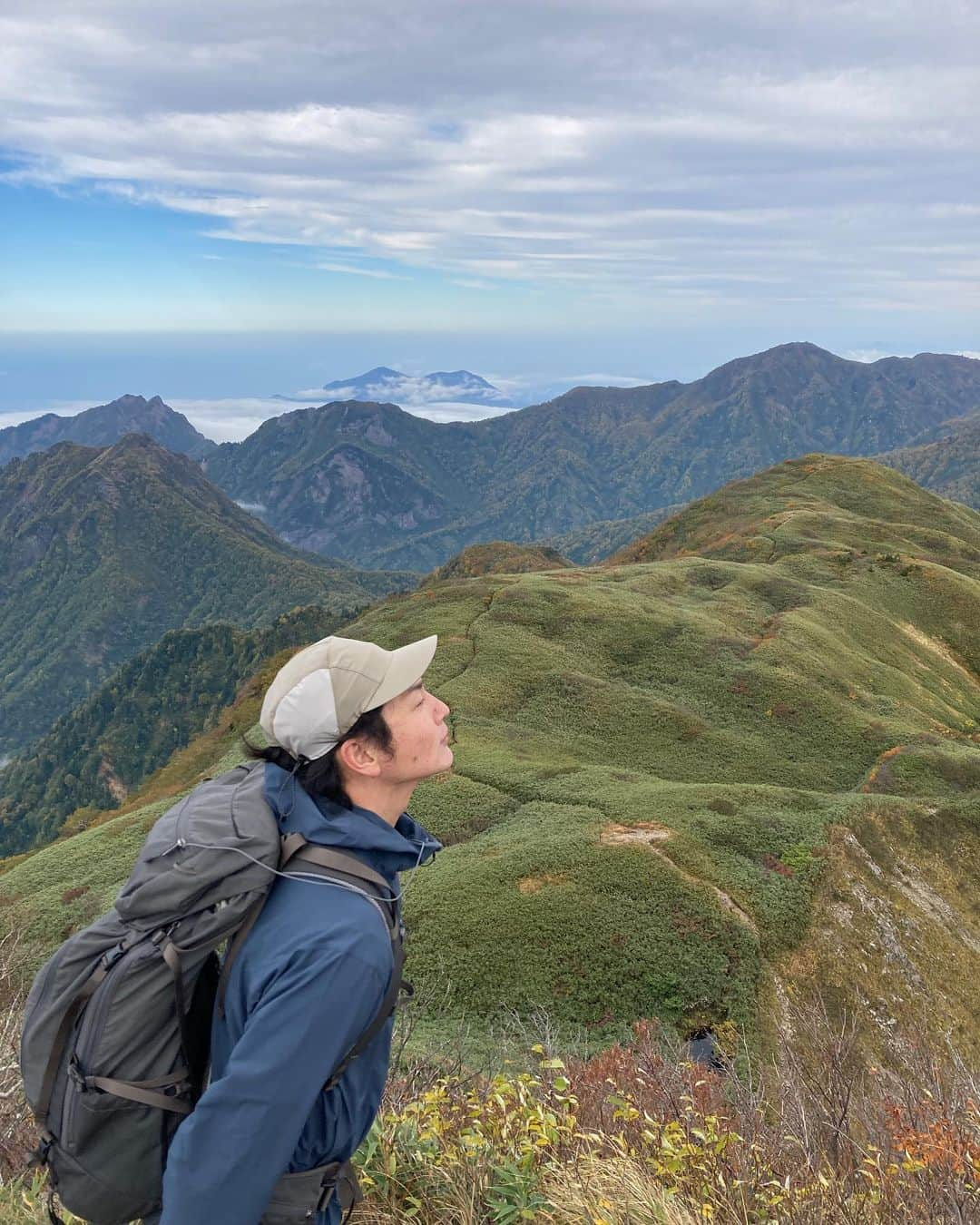 青山草太さんのインスタグラム写真 - (青山草太Instagram)「にっぽんトレッキング100で 雨飾山をトレッキングした回が 再放送ではなく 雨飾山トレッキングだけ 放送される事になりました！  NHK BSP/BS4K 3月21日（火）19:00〜19:30 絶景トレッキング&知られざる野湯 〜信越・雨飾山〜  各トレッキングが1つ1つ放送されるという 事で、それぞれを見比べながら観るのも 面白いですが、1つを集中して観れるというのも…  嬉しいですしありがたいですね^_^  スペシャルでは放送されなかった部分とかあったりするんですかね？（願望）  そういう所もチェックしながら 是非観て観て下さい。  そして今日はホワイトデー。 バレンタインデーの時に チョコや手紙を送ってくださりありがとうございました。  何にもお返しが出来ませんが こうしてトレッキングや何か作品を届け喜んでもらえる事が お返しのかわりになればと思っています。  #青山草太#sotaaoyama #nhk#bs#4k #にっぽんトレッキング100 #トレッキング#trekking #信州#雨飾山#絶景#野湯 #ホワイトデー#whiteday」3月14日 19時34分 - sotaaoyama