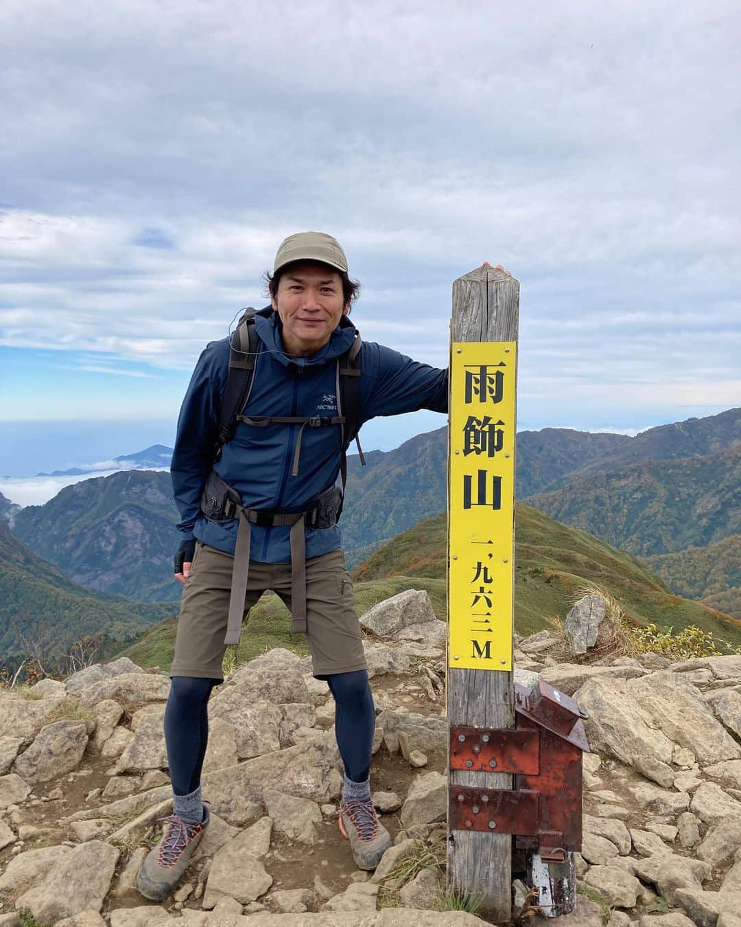 青山草太のインスタグラム：「にっぽんトレッキング100で 雨飾山をトレッキングした回が 再放送ではなく 雨飾山トレッキングだけ 放送される事になりました！  NHK BSP/BS4K 3月21日（火）19:00〜19:30 絶景トレッキング&知られざる野湯 〜信越・雨飾山〜  各トレッキングが1つ1つ放送されるという 事で、それぞれを見比べながら観るのも 面白いですが、1つを集中して観れるというのも…  嬉しいですしありがたいですね^_^  スペシャルでは放送されなかった部分とかあったりするんですかね？（願望）  そういう所もチェックしながら 是非観て観て下さい。  そして今日はホワイトデー。 バレンタインデーの時に チョコや手紙を送ってくださりありがとうございました。  何にもお返しが出来ませんが こうしてトレッキングや何か作品を届け喜んでもらえる事が お返しのかわりになればと思っています。  #青山草太#sotaaoyama #nhk#bs#4k #にっぽんトレッキング100 #トレッキング#trekking #信州#雨飾山#絶景#野湯 #ホワイトデー#whiteday」