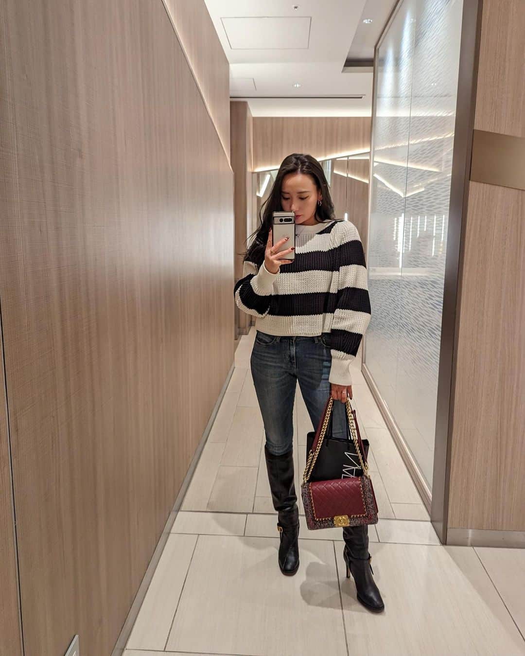 李 雨瀟のインスタグラム：「もうすっかり春🌸 コートいらないじゃーん🤭 欲しいコスメがまた増えて最近デパコスにハマっている😛 . 髪色はゆうちぇるのところで暗くした時の♡ 落ち着いて見えて良きー🙌 @forte.iiduka @forte__omotesando  いつもありがとうございます🤍  #yuxiao_outfits #outfits #outfit  #160cm #160cmコーデ #春ニット #春コート #teampixel #全身コーデ #デニムコーデ #pixelで撮影」