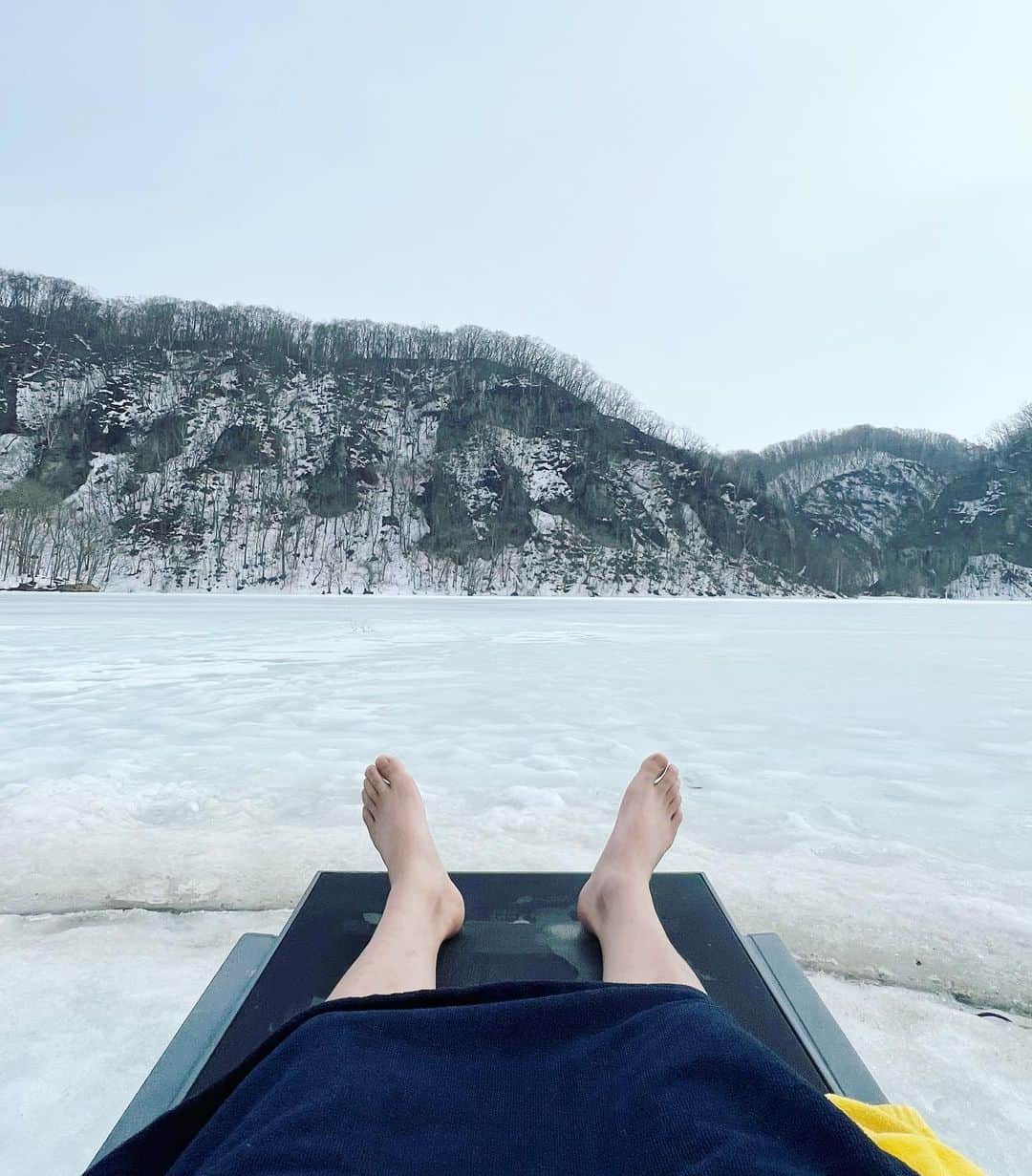 バンダリ亜砂也さんのインスタグラム写真 - (バンダリ亜砂也Instagram)「・ ・ ・ 北海道十勝で念願の  @avanto37 サウナ！❄️ ・ サ室も良かったし、なにより凍った湖に穴をあけて作られた水風呂はめっちゃ冷たいけど、そのあとマジで整う。 整いスペースは氷が回るところとかもあって最高でした！✨ ・ ・ #北海道 #十勝 #avanto37 #サウナ #sauna  #snow #ice #整い #また来年も絶対行く  #入った様子はまとめてYouTubeに載せようかなと思ってます」3月14日 19時42分 - asaya.0223