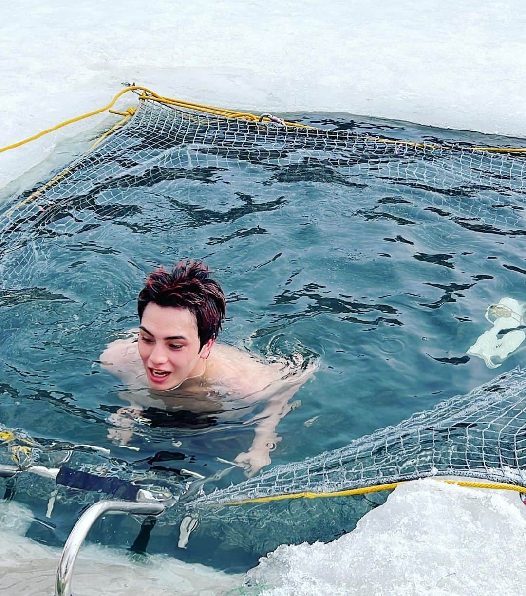 バンダリ亜砂也さんのインスタグラム写真 - (バンダリ亜砂也Instagram)「・ ・ ・ 北海道十勝で念願の  @avanto37 サウナ！❄️ ・ サ室も良かったし、なにより凍った湖に穴をあけて作られた水風呂はめっちゃ冷たいけど、そのあとマジで整う。 整いスペースは氷が回るところとかもあって最高でした！✨ ・ ・ #北海道 #十勝 #avanto37 #サウナ #sauna  #snow #ice #整い #また来年も絶対行く  #入った様子はまとめてYouTubeに載せようかなと思ってます」3月14日 19時42分 - asaya.0223