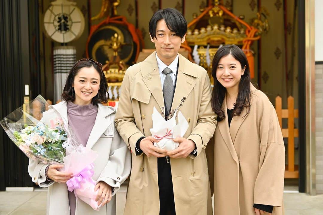 のインスタグラム：「. ／ #星降る夜に 最終話 今夜９時💫 ＼  佐々木深夜先生(#ディーンフジオカ) 妻・彩子(#安達祐実)とともに クランクアップ👏🏻✨  今夜はついに… 妻と暮らした家を"遺品整理"  深夜が“胸の奥に押し込んでいた複雑な本音”が溢れ出す。  ぜひご覧ください🥲❤️  第８話 見逃し配信中 ➡️tver.jp/series/srkd1yr0zu」