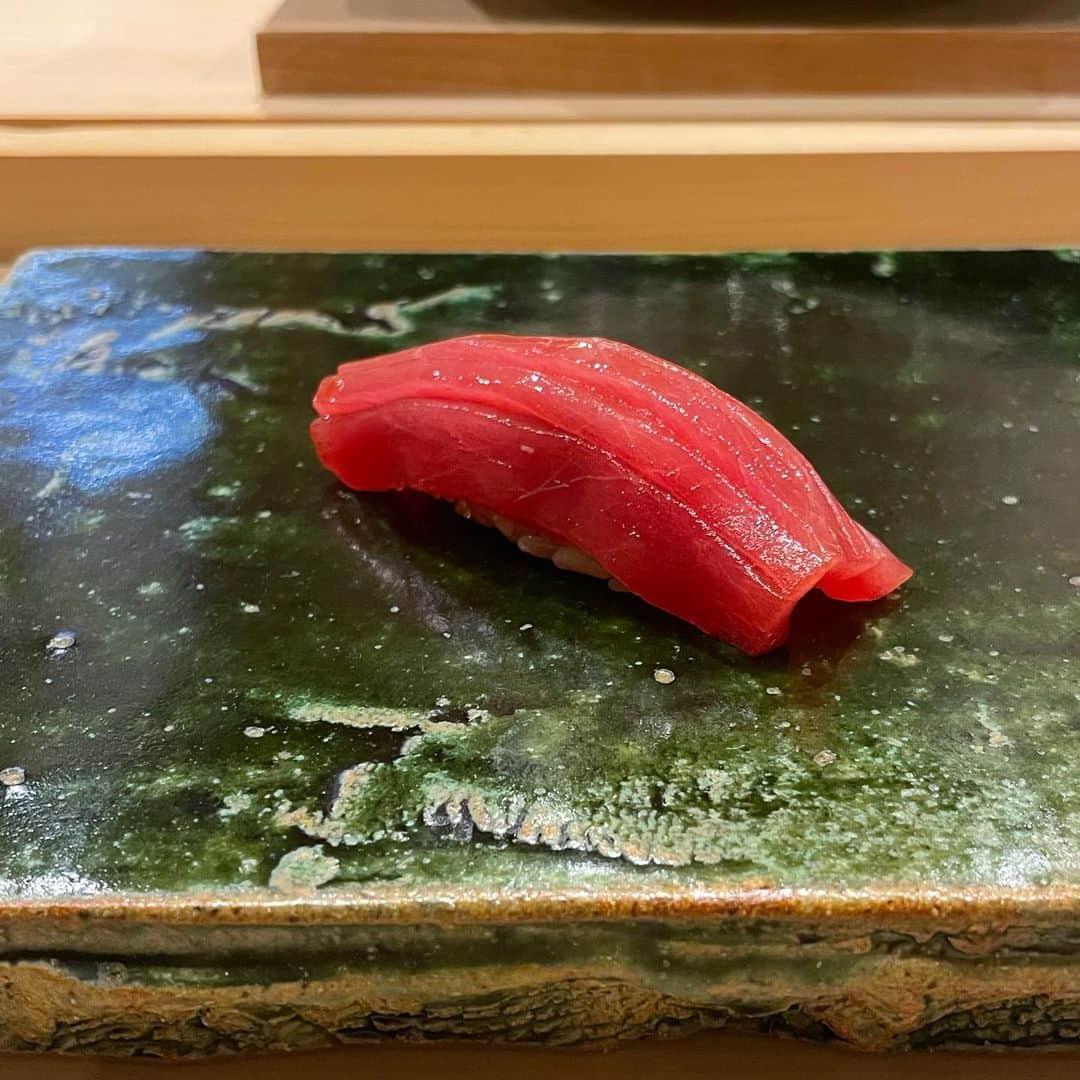中田奈沙のインスタグラム：「Hakodate gourmet🍣 函館で行ったお寿司屋さん。 湯の川温泉にある《鮨処木はら》  北海道って海鮮が本当に美味い🤤 東京だときっと値段3倍w どれが1番とか選べないけど ウニかなぁ、マグロかなぁ、 白子も美味しかったなぁ💓  #奈沙ログ #奈沙ログin函館 #奈沙ログin北海道  #sushi #hakodate #yunokawaonsen #hakodategourmet #鮨処木はら #函館 #湯の川温泉 #函館グルメ #寿司 #鮨」