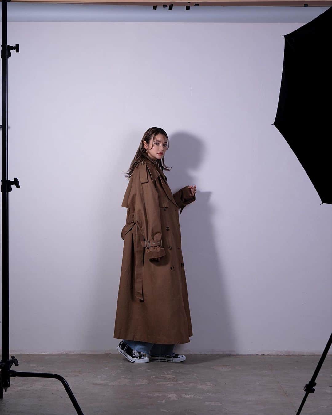 Rika Sasaki JPNのインスタグラム：「MODERN LONG TRENCH COAT🤎 @aeddy.official  ブラウンも可愛いんです🥹 柔らかい色味のブラウンはデニムとも 相性がよくて🙆🏻‍♀️💯❤️ 絶妙なケープの丈感のおかげで、 前閉めでベルトをすると ウエストラインが綺麗に出て スタイルアップできるの🫶🏽 バックスタイルも綺麗🥹✨ ブラウンとネイビーどっちに しようか迷っちゃう。。🥺🥺🥺  スプリングコートお探しの方ぜひ チェックしてみてください🧥🤍🤍」