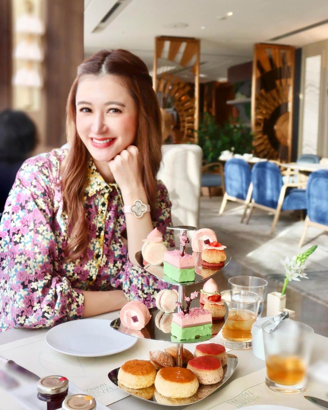 平山美春のインスタグラム：「𝐒𝐚𝐤𝐮𝐫𝐚 𝐀𝐟𝐭𝐞𝐫𝐧𝐨𝐨𝐧 𝐭𝐞𝐚🌸 最近ヌン活(アフタヌーンティー活動)にハマり中✨  今月22日からフォーシーズンズ丸の内・𝐌𝐚𝐢𝐬𝐨𝐧で始まる桜の一生をテーマとした「LIFE OF SAKURA」を体験しに🌸 @fstokyo  @maisonmarunouchi   蕾の頃から花の季節が変化するまで春らしいカラーのスイーツたち✨香りも味も桜の季節を感じさせる、儚く美しい甘さ☺️  前菜のようなセイボリーもスパイス中心に楽しいメニューばかりでした✨  そろそろ桜満開の時期も近づいてきてワクワクするような季節🌸ぜひ伺ってみてください✨  #fsmarunouchi  #afternoontea」