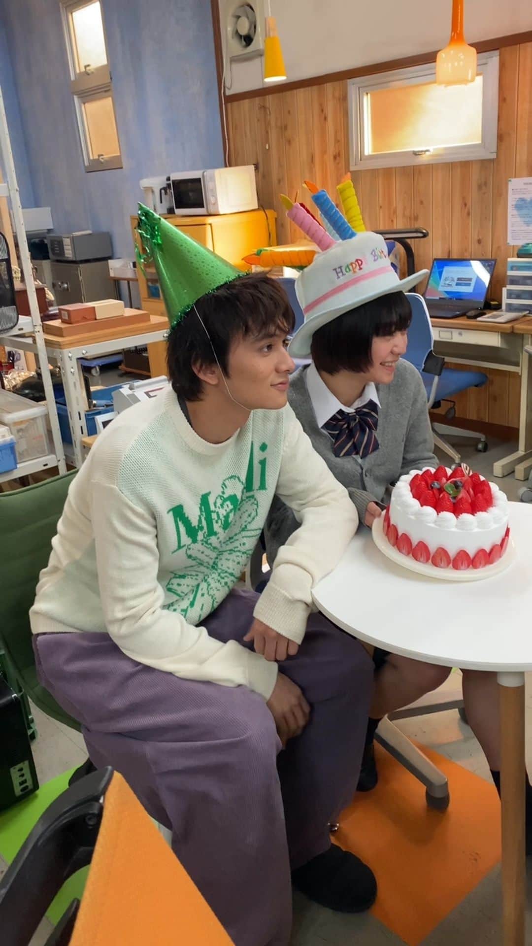 のインスタグラム：「. ／ #星降る夜に 最終話 今夜９時❗️ ＼  #出し惜しみなし 撮影中の星降るメイキング🌟  "一星が桜の誕生日をお祝い中！" のスチール撮影📸を スタッフが全力で盛り上げる、の図。  盛り上げに、本気を出しすぎて ちょ〜っとだけこわい大人たちでした🤏🏻🤣  #北村匠海 #吉柳咲良」