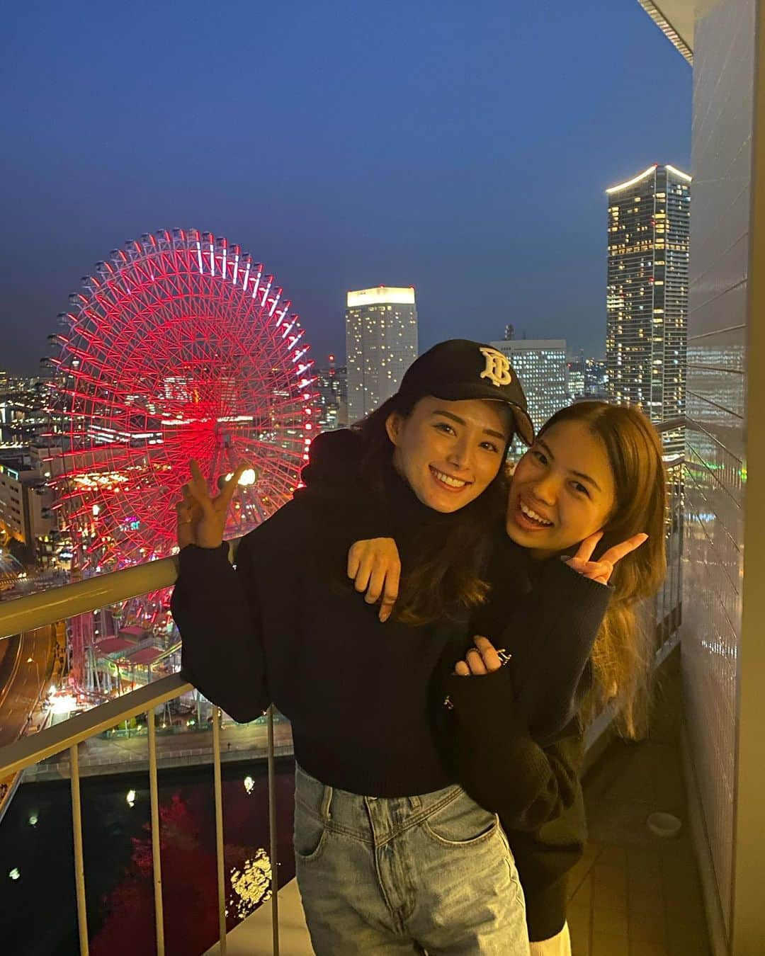 くるみさんのインスタグラム写真 - (くるみInstagram)「大好きな親友の結婚式に初めてウエディングドレスを1から作りました👰最初は作るなんて考えないで一緒にいろんなところドレス選びしてたんだけど、色々見た末着たい物作ろうってなって😋2人で何回も何回も相談して無事この日を迎えられてよかったよ🤍本当におめでとう😇最後の写真は結婚式前夜の2人です⭐️笑 これからもお幸せにね、だいすきだよ💓💓」3月14日 19時56分 - kurumikahn